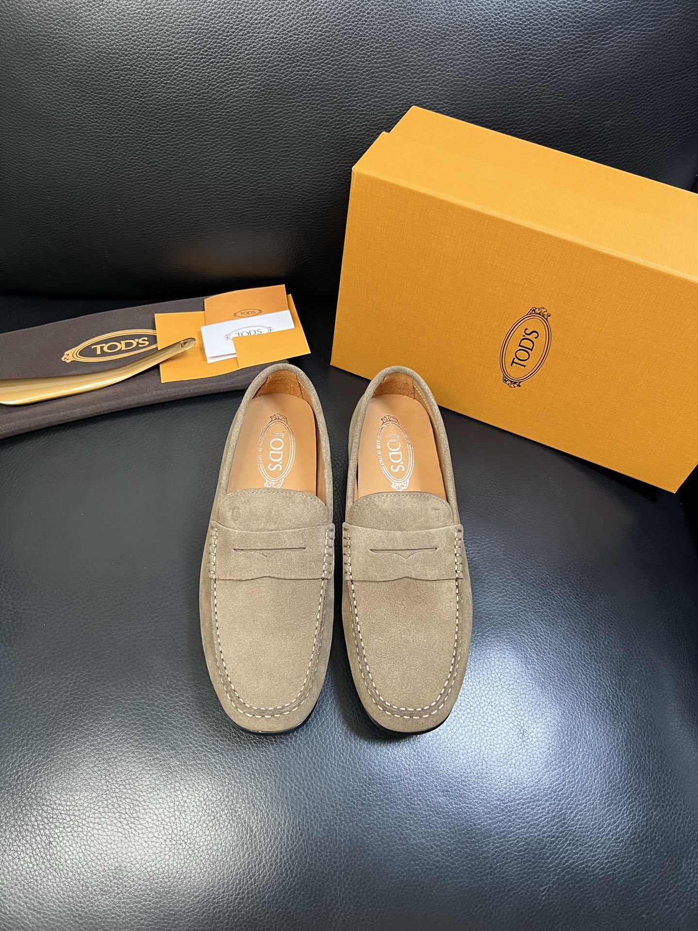 Tods 高品质 顶级代购 托德斯 专柜新款，原厂配置意大利进口牛皮面料，高品质复杂拼接工艺，经典的外观