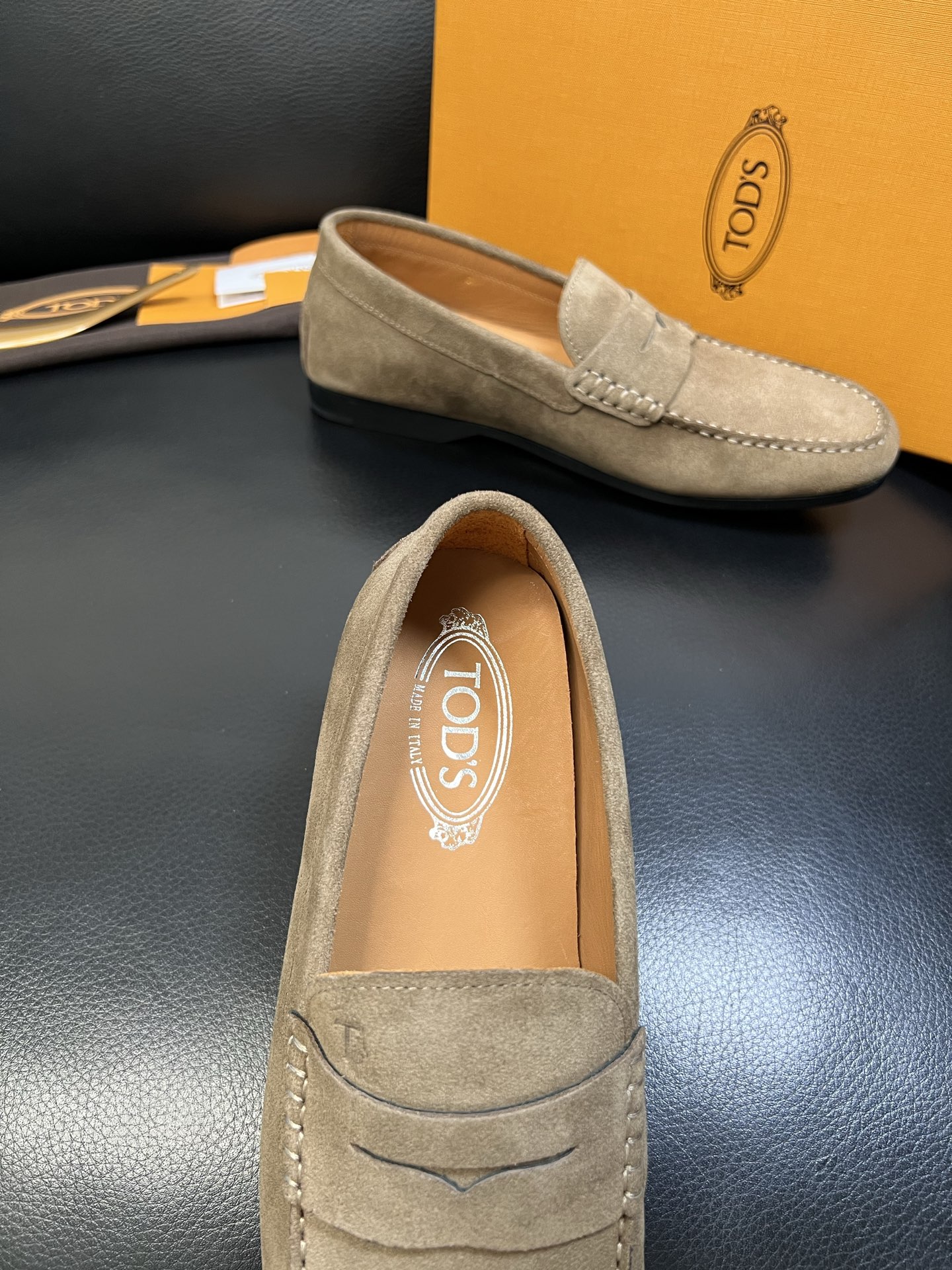 Tods 高品质 顶级代购 托德斯 专柜新款，原厂配置意大利进口牛皮面料，高品质复杂拼接工艺，经典的外观
