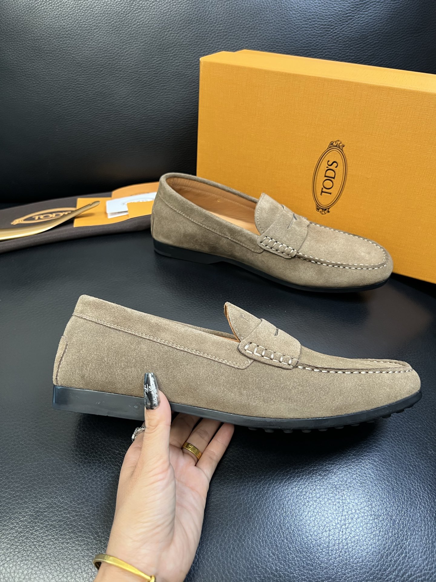 Tods 高品质 顶级代购 托德斯 专柜新款，原厂配置意大利进口牛皮面料，高品质复杂拼接工艺，经典的外观