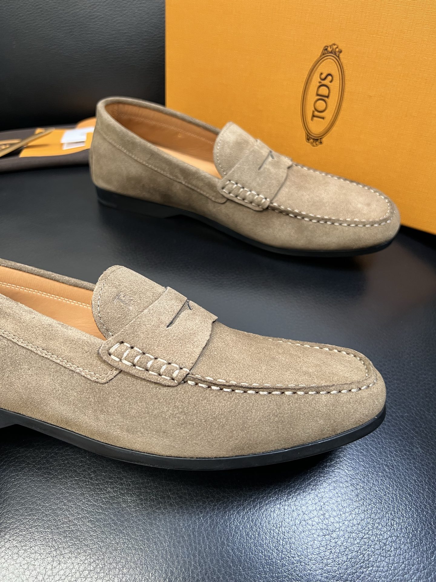 Tods 高品质 顶级代购 托德斯 专柜新款，原厂配置意大利进口牛皮面料，高品质复杂拼接工艺，经典的外观
