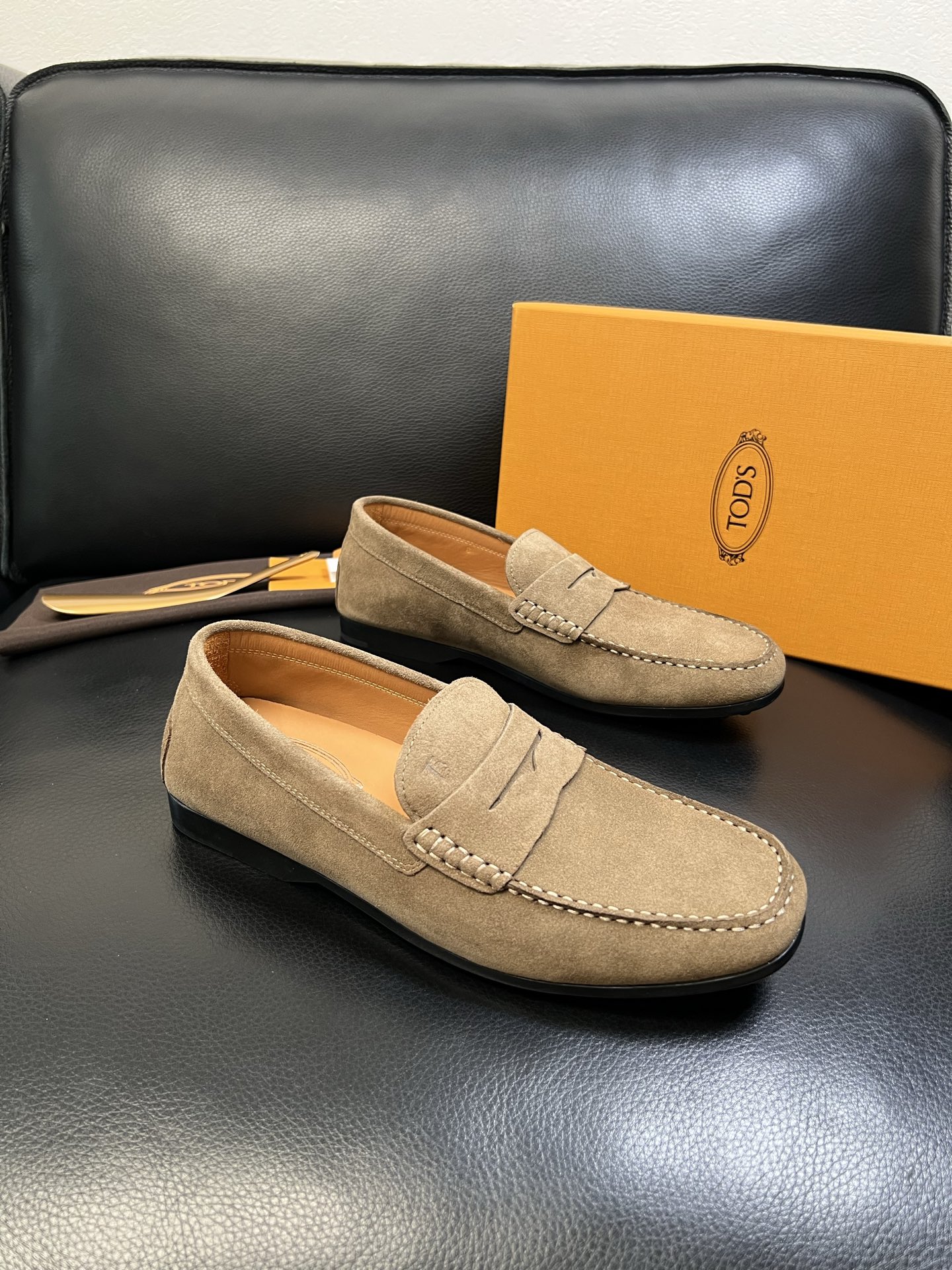 Tods 高品质 顶级代购 托德斯 专柜新款，原厂配置意大利进口牛皮面料，高品质复杂拼接工艺，经典的外观