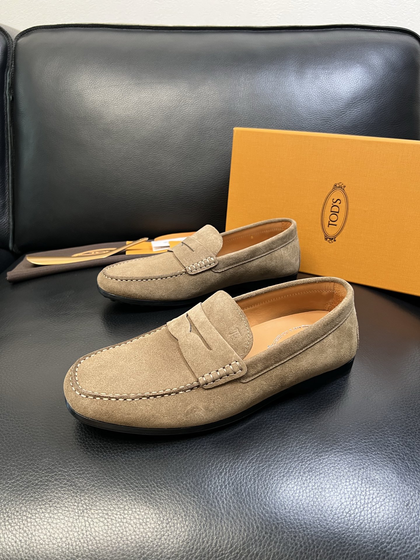 Tods 高品质 顶级代购 托德斯 专柜新款，原厂配置意大利进口牛皮面料，高品质复杂拼接工艺，经典的外观