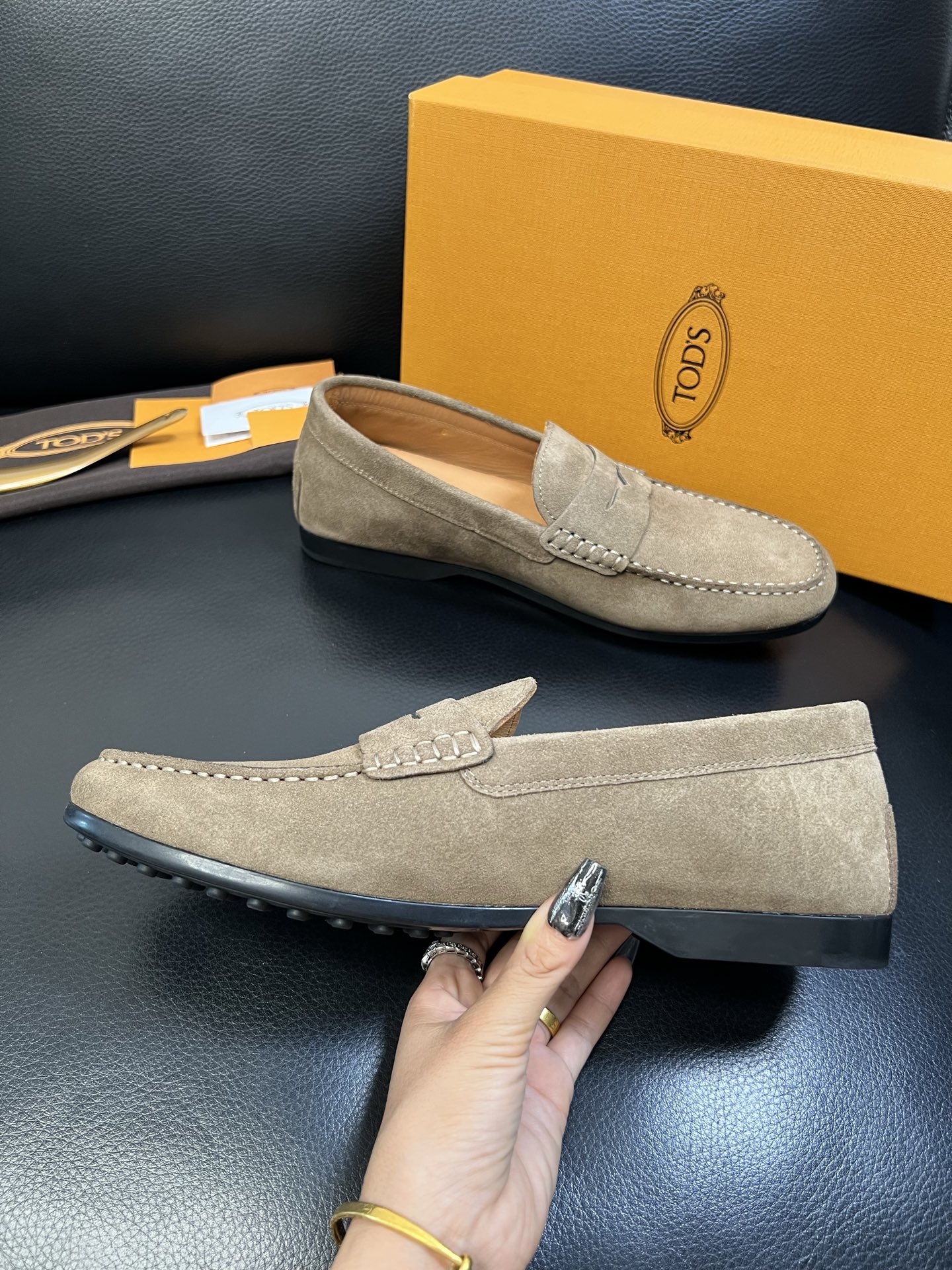 Tods 高品质 顶级代购 托德斯 专柜新款，原厂配置意大利进口牛皮面料，高品质复杂拼接工艺，经典的外观