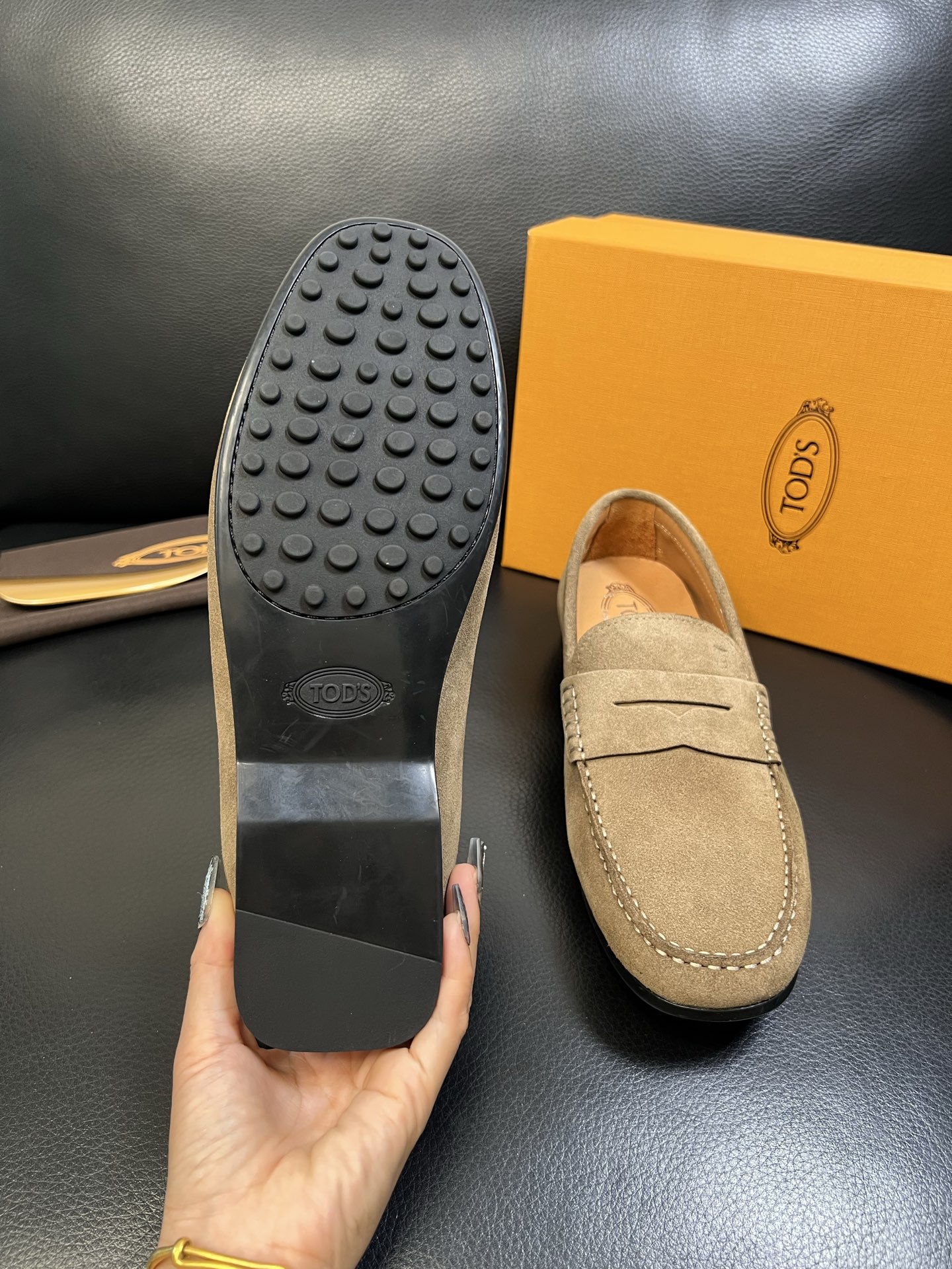 Tods 高品质 顶级代购 托德斯 专柜新款，原厂配置意大利进口牛皮面料，高品质复杂拼接工艺，经典的外观