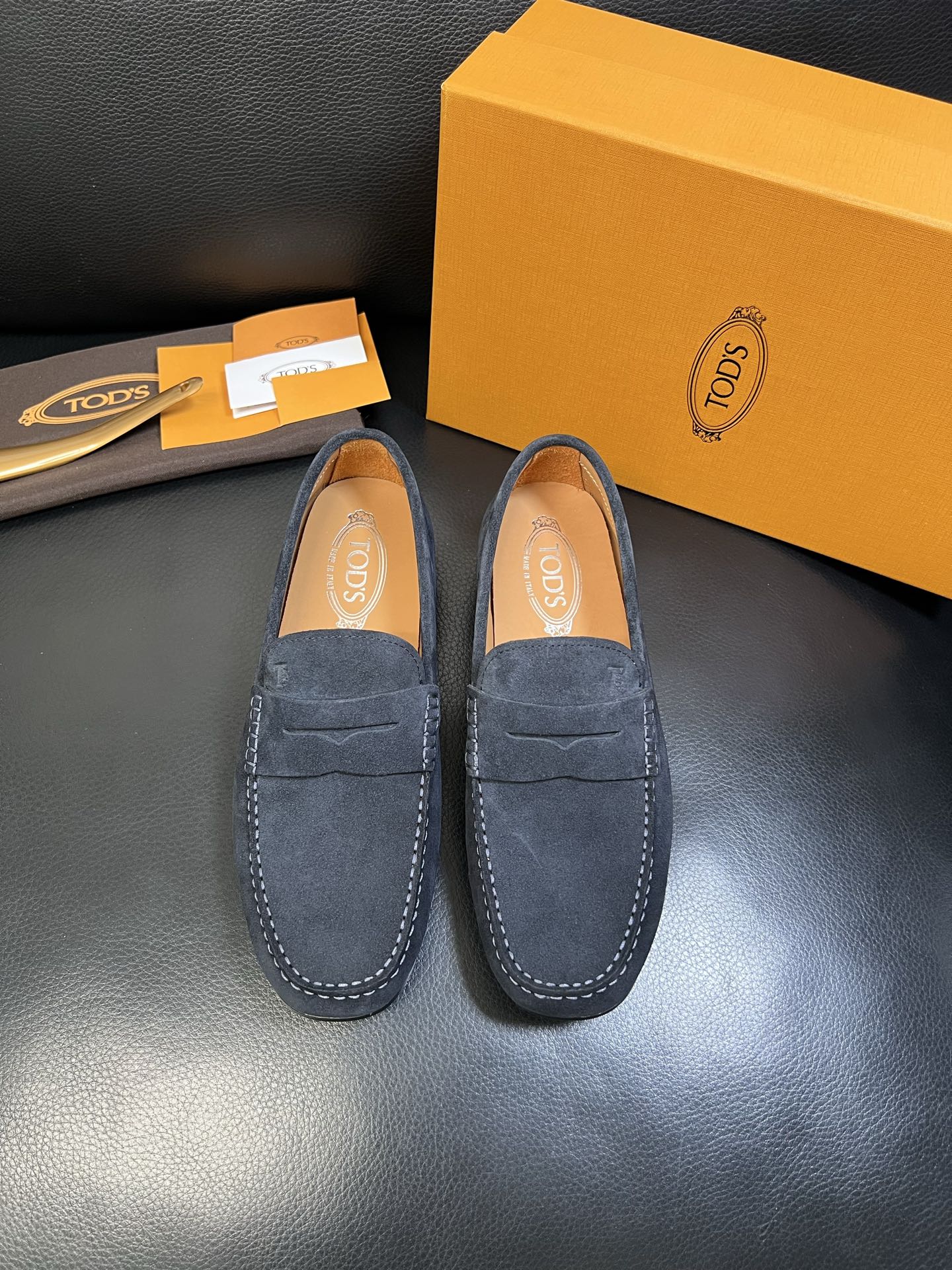Tods 高品质 顶级代购 托德斯 专柜新款，原厂配置意大利进口牛皮面料，高品质复杂拼接工艺，经典的外观
