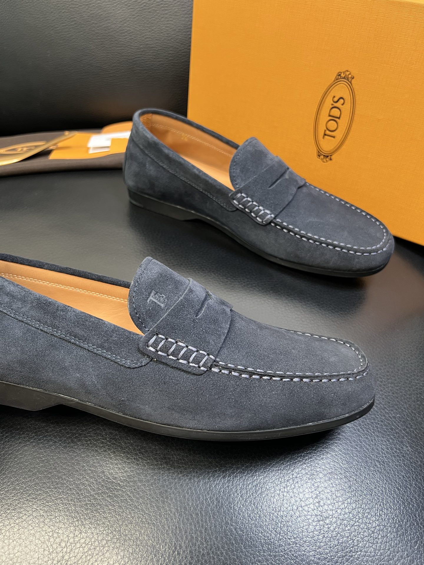 Tods 高品质 顶级代购 托德斯 专柜新款，原厂配置意大利进口牛皮面料，高品质复杂拼接工艺，经典的外观