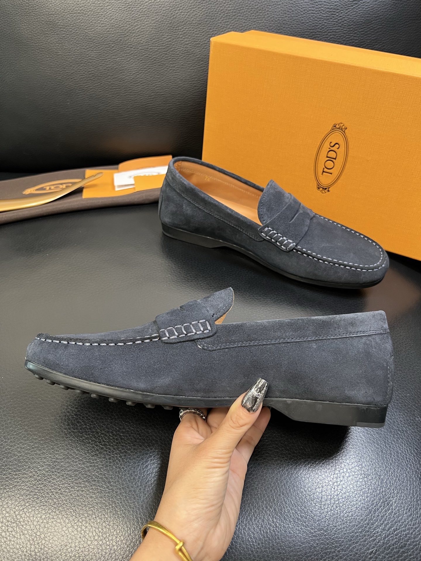 Tods 高品质 顶级代购 托德斯 专柜新款，原厂配置意大利进口牛皮面料，高品质复杂拼接工艺，经典的外观