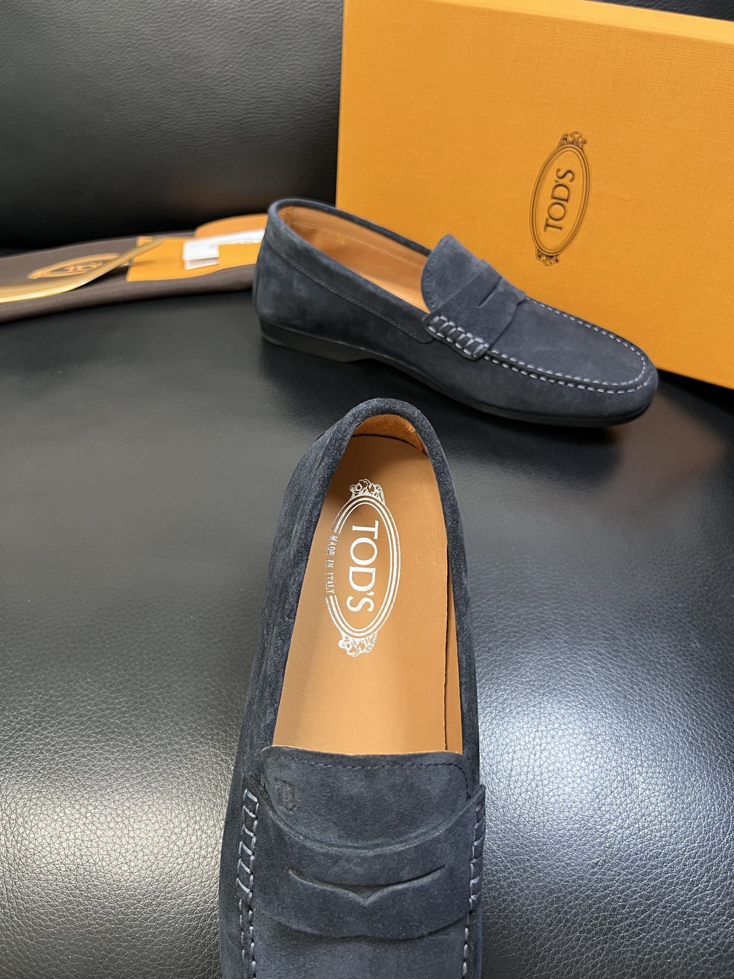 Tods 高品质 顶级代购 托德斯 专柜新款，原厂配置意大利进口牛皮面料，高品质复杂拼接工艺，经典的外观
