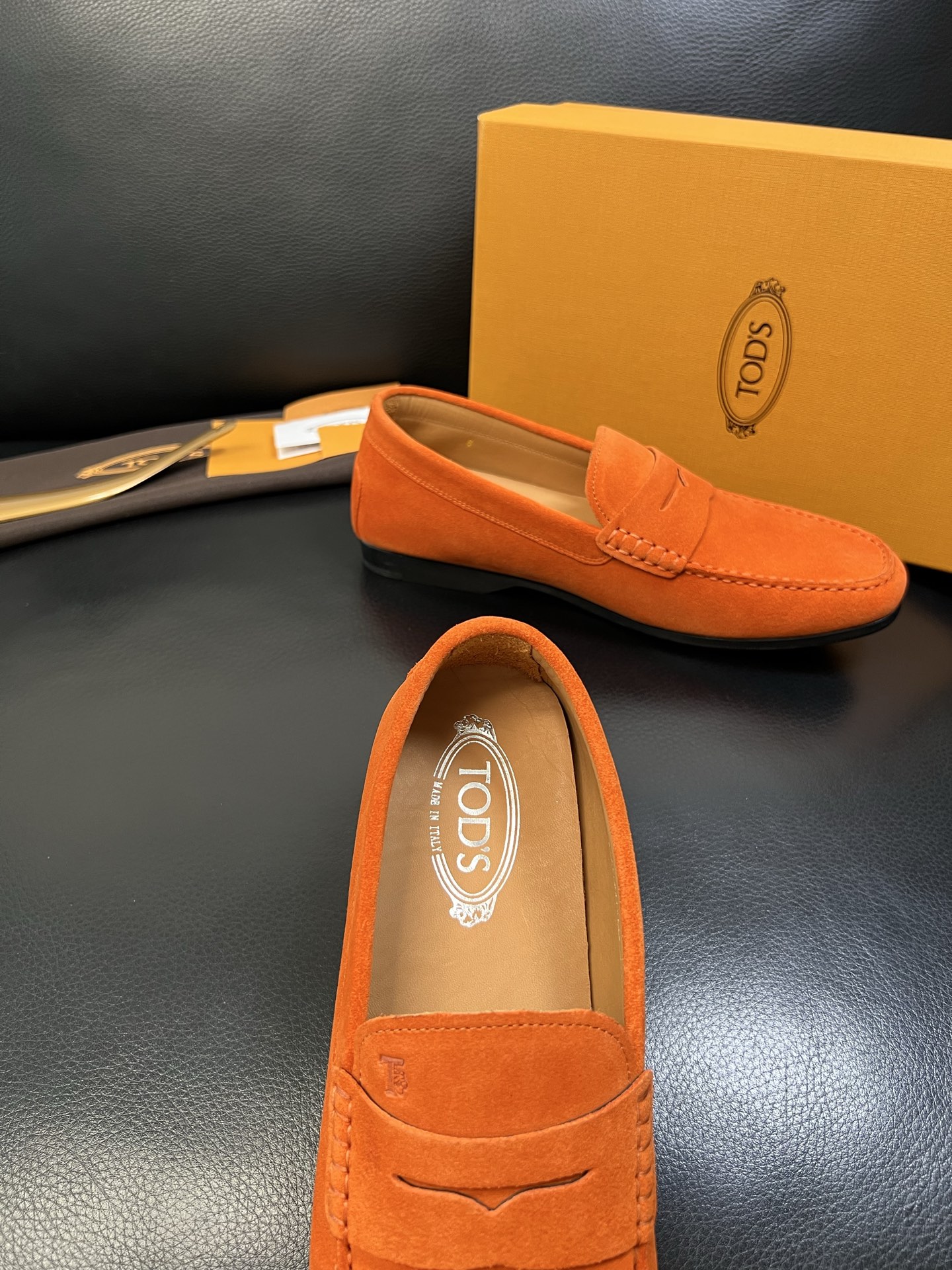 Tods 高品质 顶级代购 托德斯 专柜新款，原厂配置意大利进口牛皮面料，高品质复杂拼接工艺，经典的外观