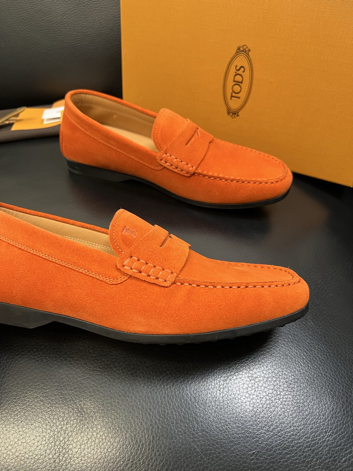 Tods 高品质 顶级代购 托德斯 专柜新款，原厂配置意大利进口牛皮面料，高品质复杂拼接工艺，经典的外观