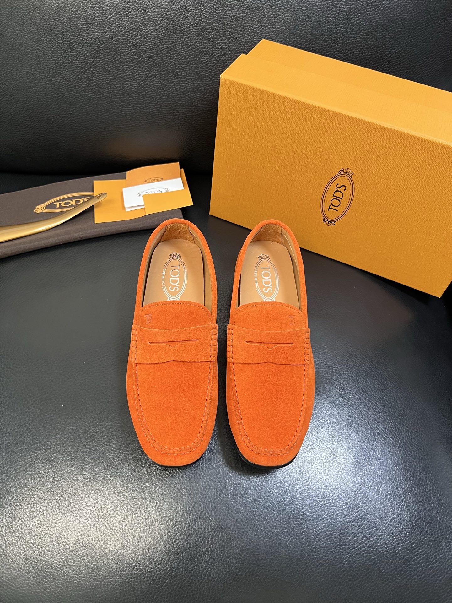 Tods 高品质 顶级代购 托德斯 专柜新款，原厂配置意大利进口牛皮面料，高品质复杂拼接工艺，经典的外观