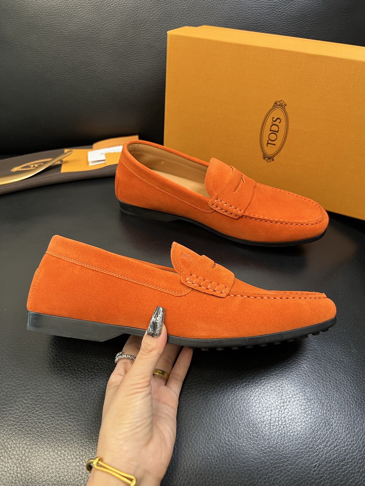 Tods 高品质 顶级代购 托德斯 专柜新款，原厂配置意大利进口牛皮面料，高品质复杂拼接工艺，经典的外观