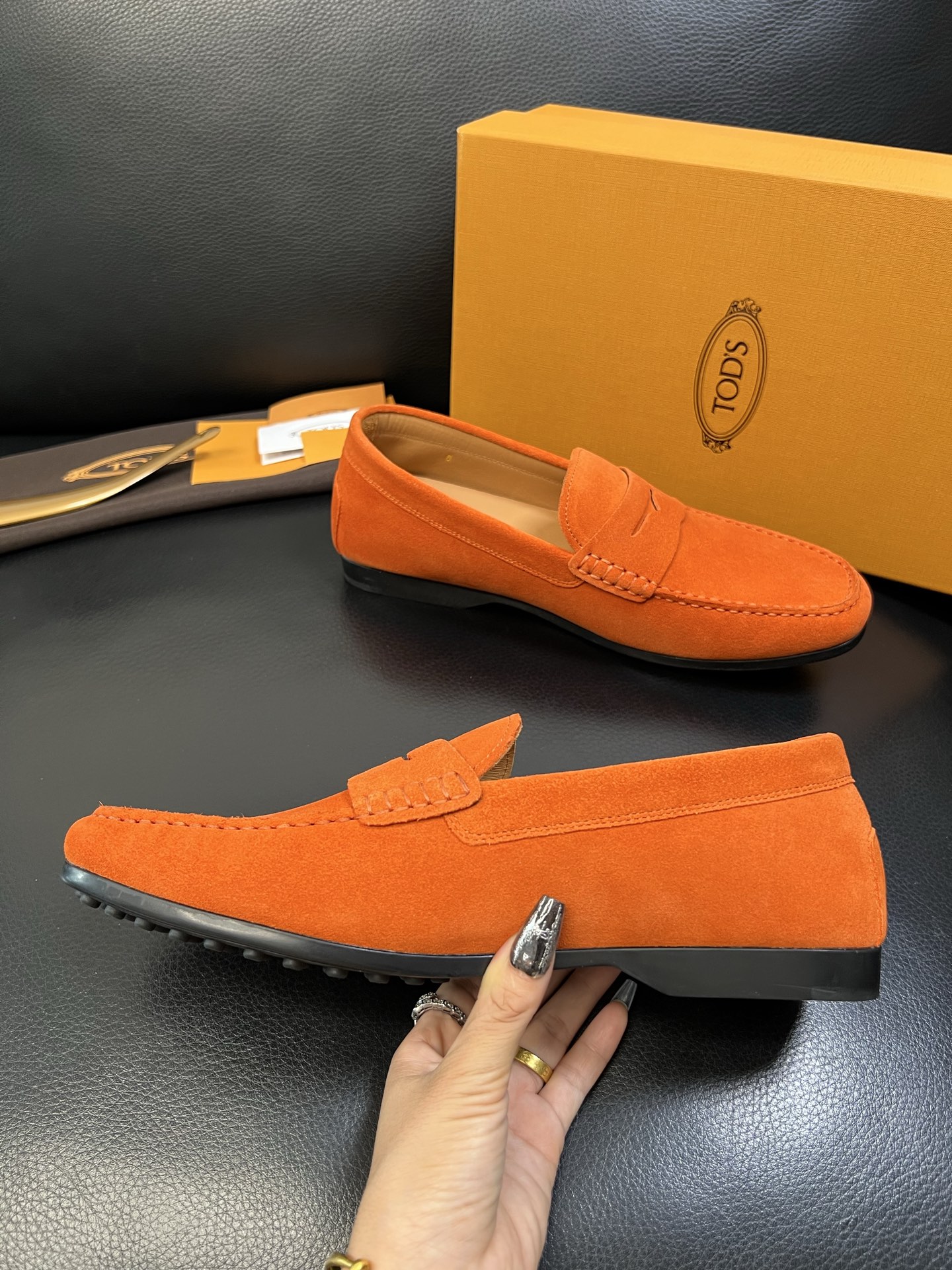 Tods 高品质 顶级代购 托德斯 专柜新款，原厂配置意大利进口牛皮面料，高品质复杂拼接工艺，经典的外观