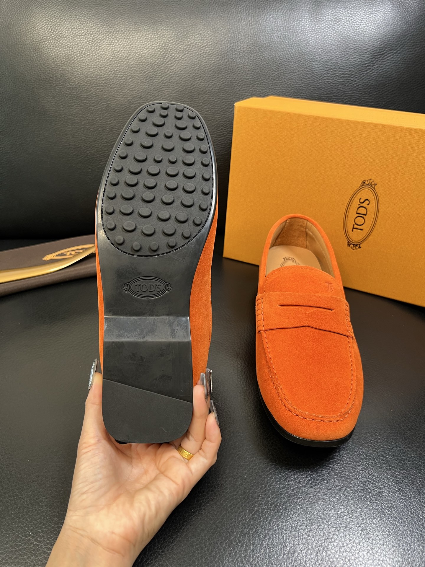 Tods 高品质 顶级代购 托德斯 专柜新款，原厂配置意大利进口牛皮面料，高品质复杂拼接工艺，经典的外观