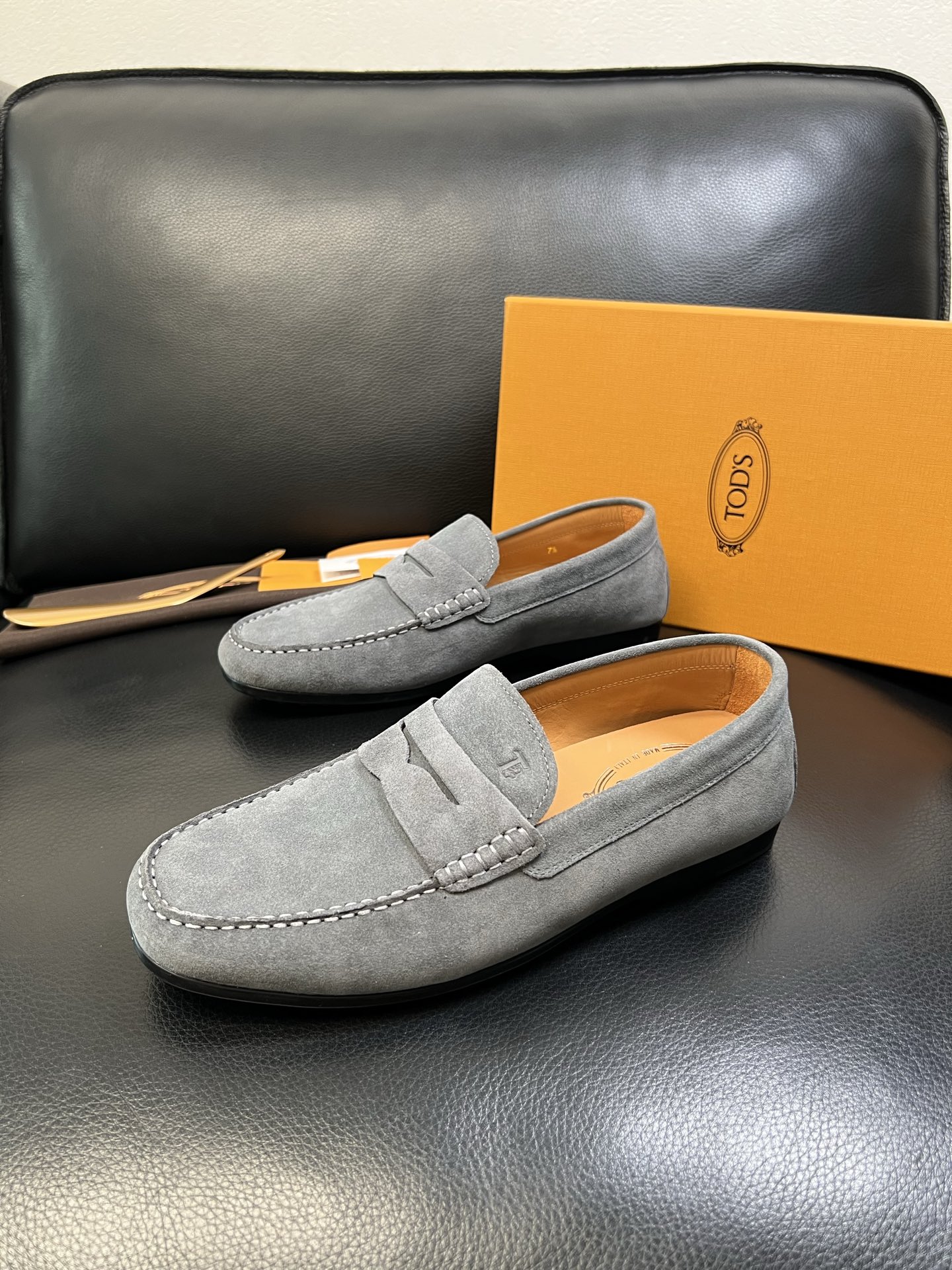 Tods 高品质 顶级代购 托德斯 专柜新款，原厂配置意大利进口牛皮面料，高品质复杂拼接工艺，经典的外观