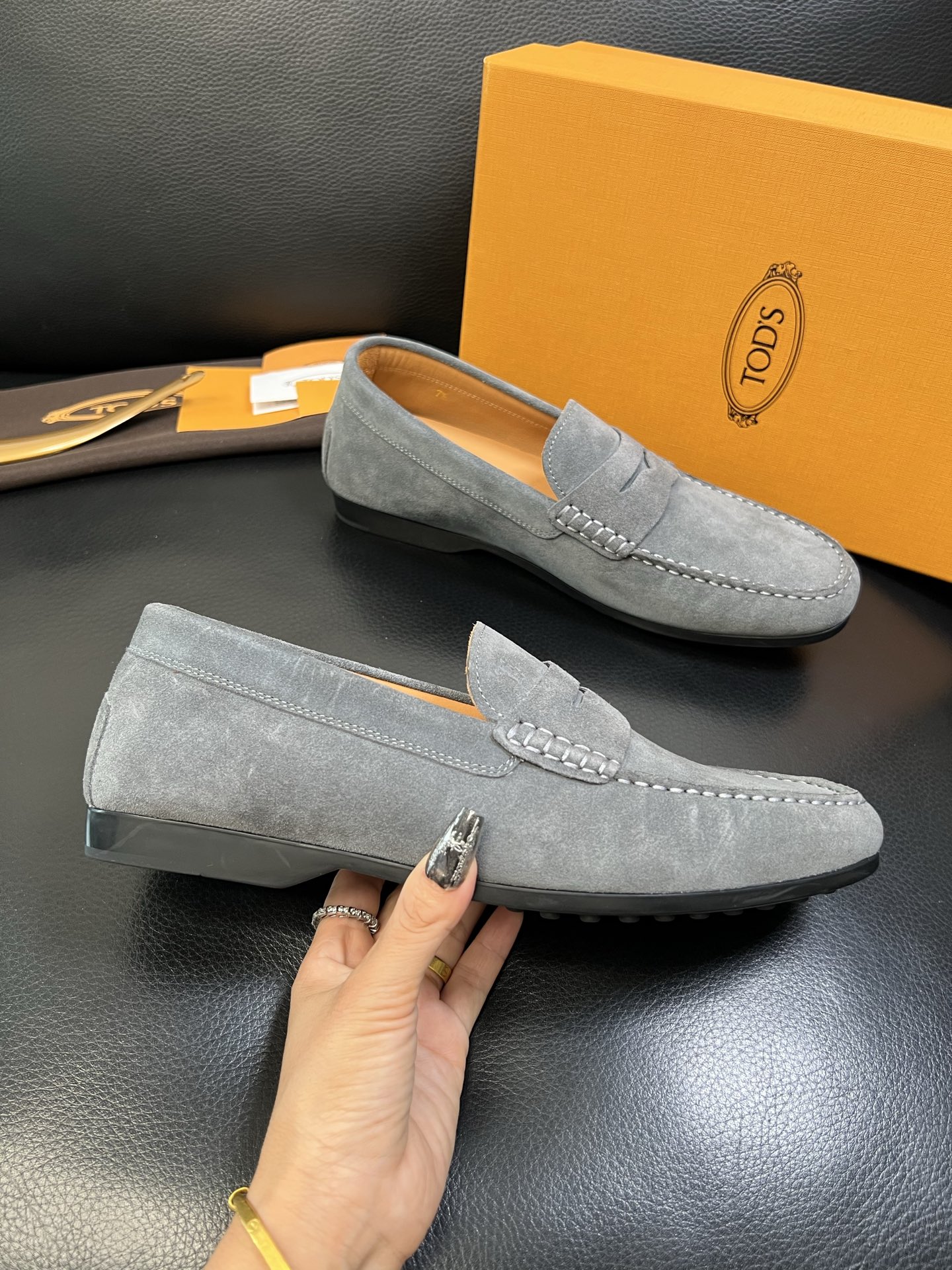Tods 高品质 顶级代购 托德斯 专柜新款，原厂配置意大利进口牛皮面料，高品质复杂拼接工艺，经典的外观