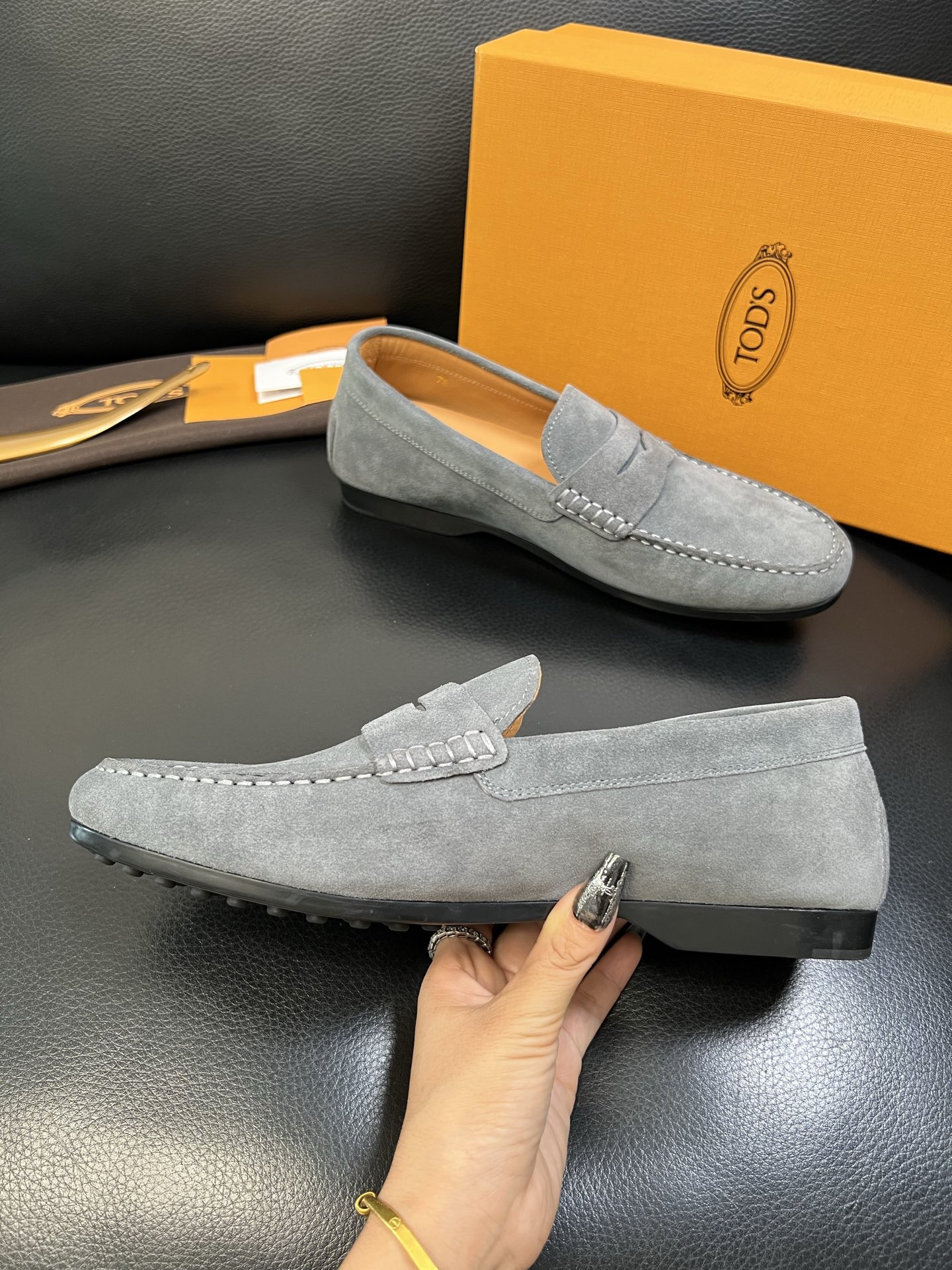 Tods 高品质 顶级代购 托德斯 专柜新款，原厂配置意大利进口牛皮面料，高品质复杂拼接工艺，经典的外观