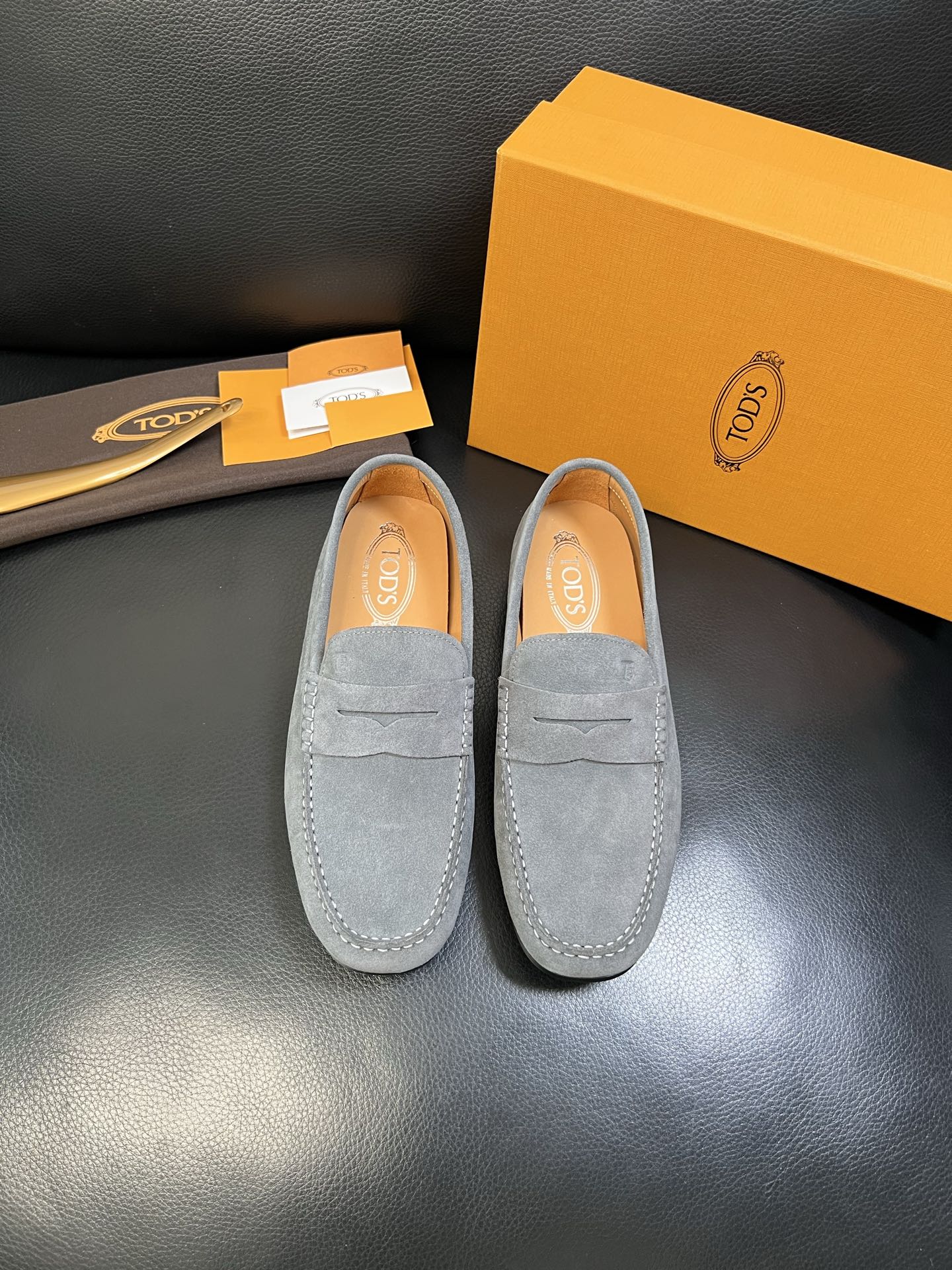 Tods 高品质 顶级代购 托德斯 专柜新款，原厂配置意大利进口牛皮面料，高品质复杂拼接工艺，经典的外观