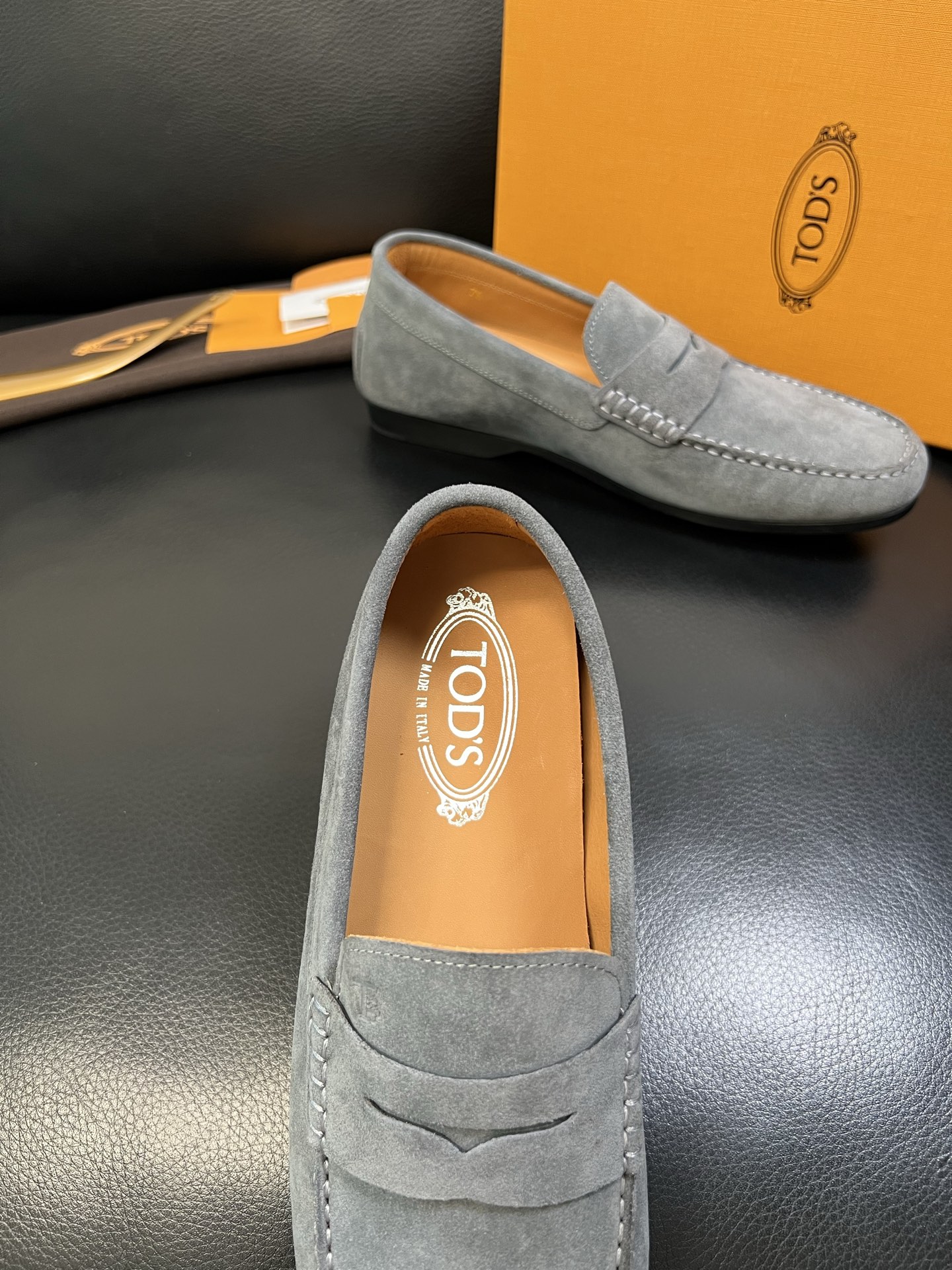 Tods 高品质 顶级代购 托德斯 专柜新款，原厂配置意大利进口牛皮面料，高品质复杂拼接工艺，经典的外观