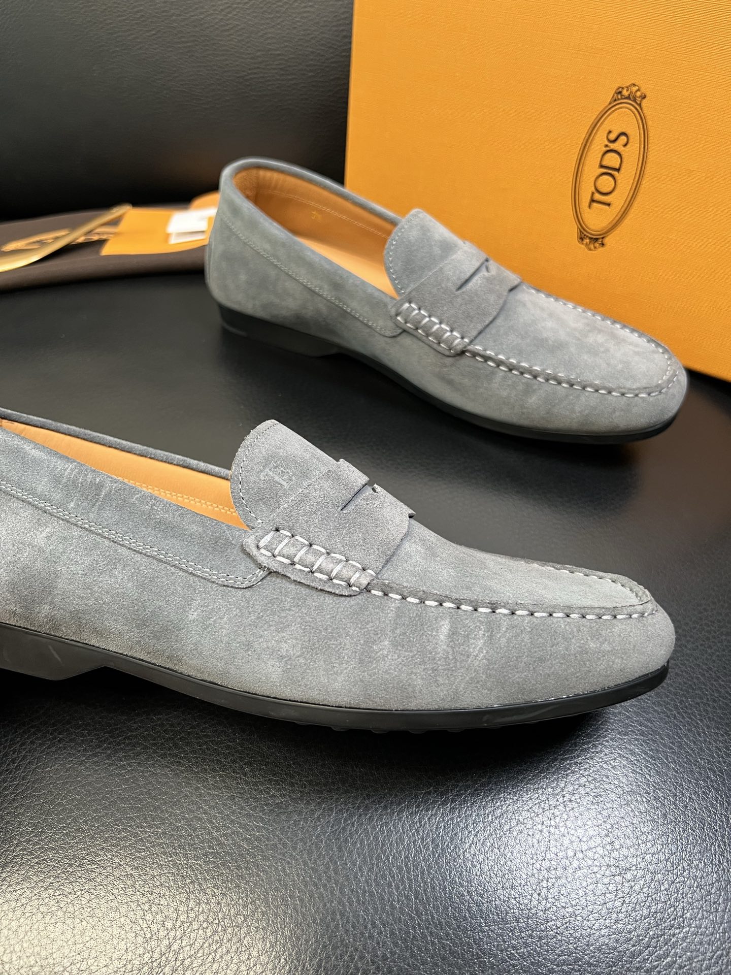 Tods 高品质 顶级代购 托德斯 专柜新款，原厂配置意大利进口牛皮面料，高品质复杂拼接工艺，经典的外观