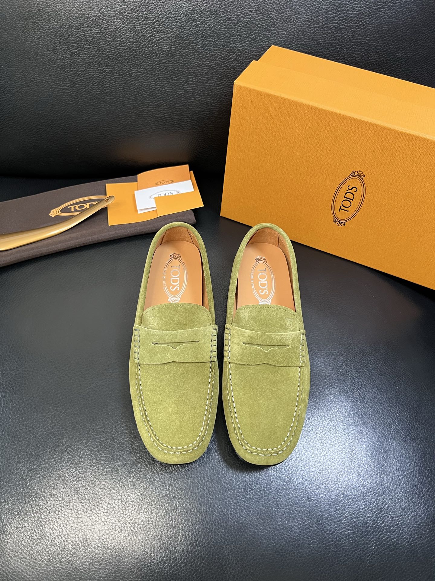 Tods 高品质 顶级代购 托德斯 专柜新款，原厂配置意大利进口牛皮面料，高品质复杂拼接工艺，经典的外观