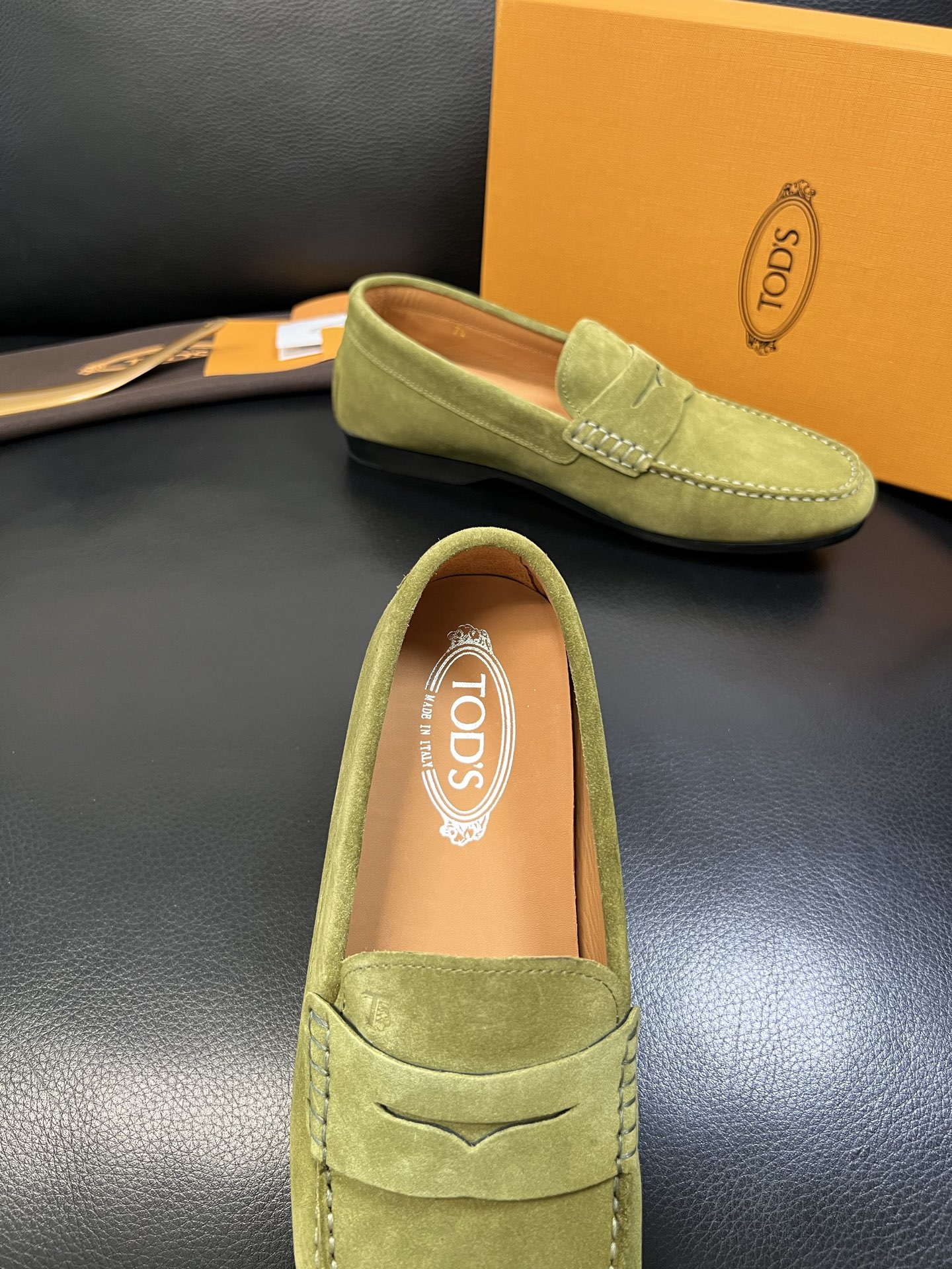 Tods 高品质 顶级代购 托德斯 专柜新款，原厂配置意大利进口牛皮面料，高品质复杂拼接工艺，经典的外观