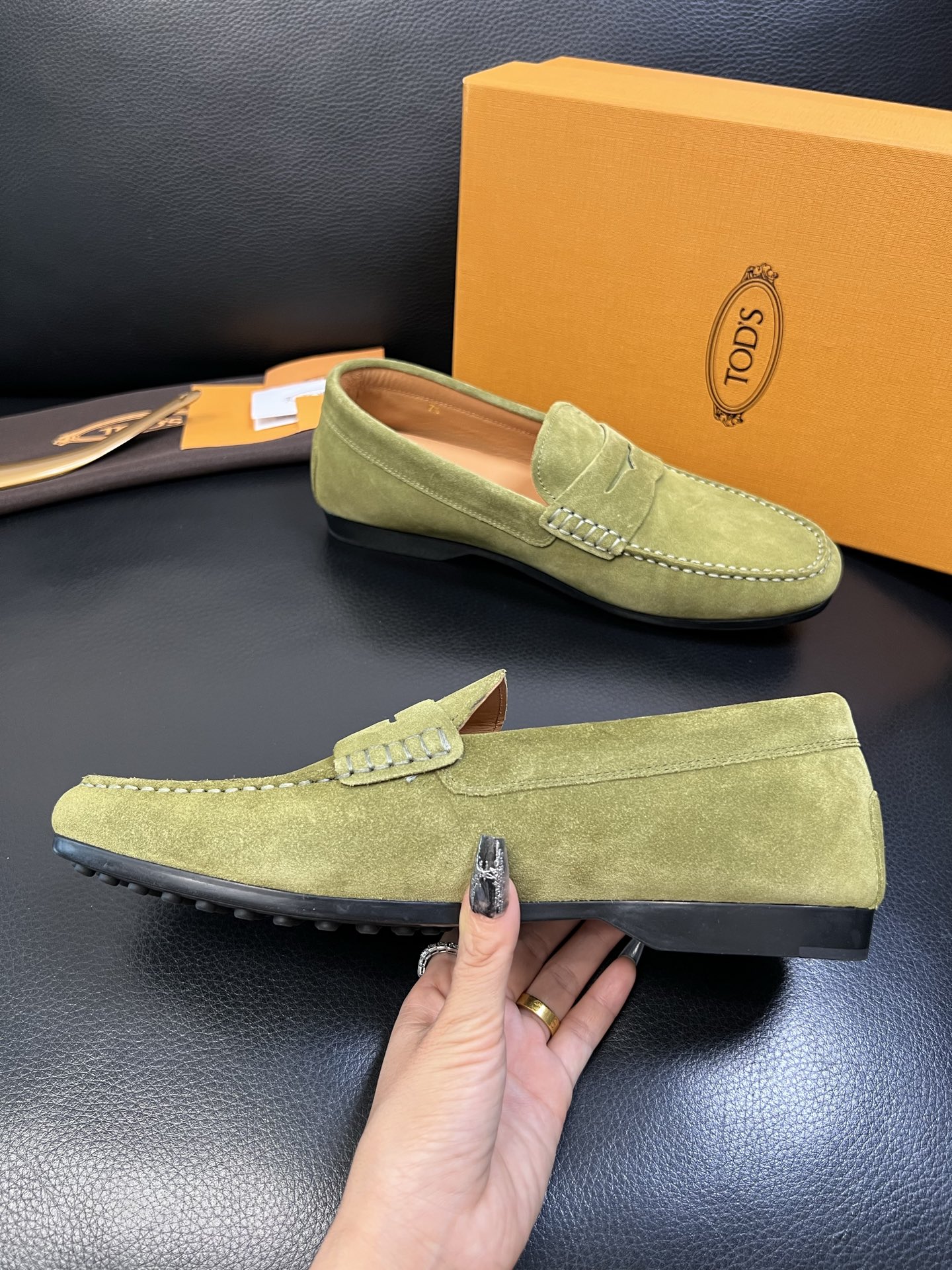 Tods 高品质 顶级代购 托德斯 专柜新款，原厂配置意大利进口牛皮面料，高品质复杂拼接工艺，经典的外观