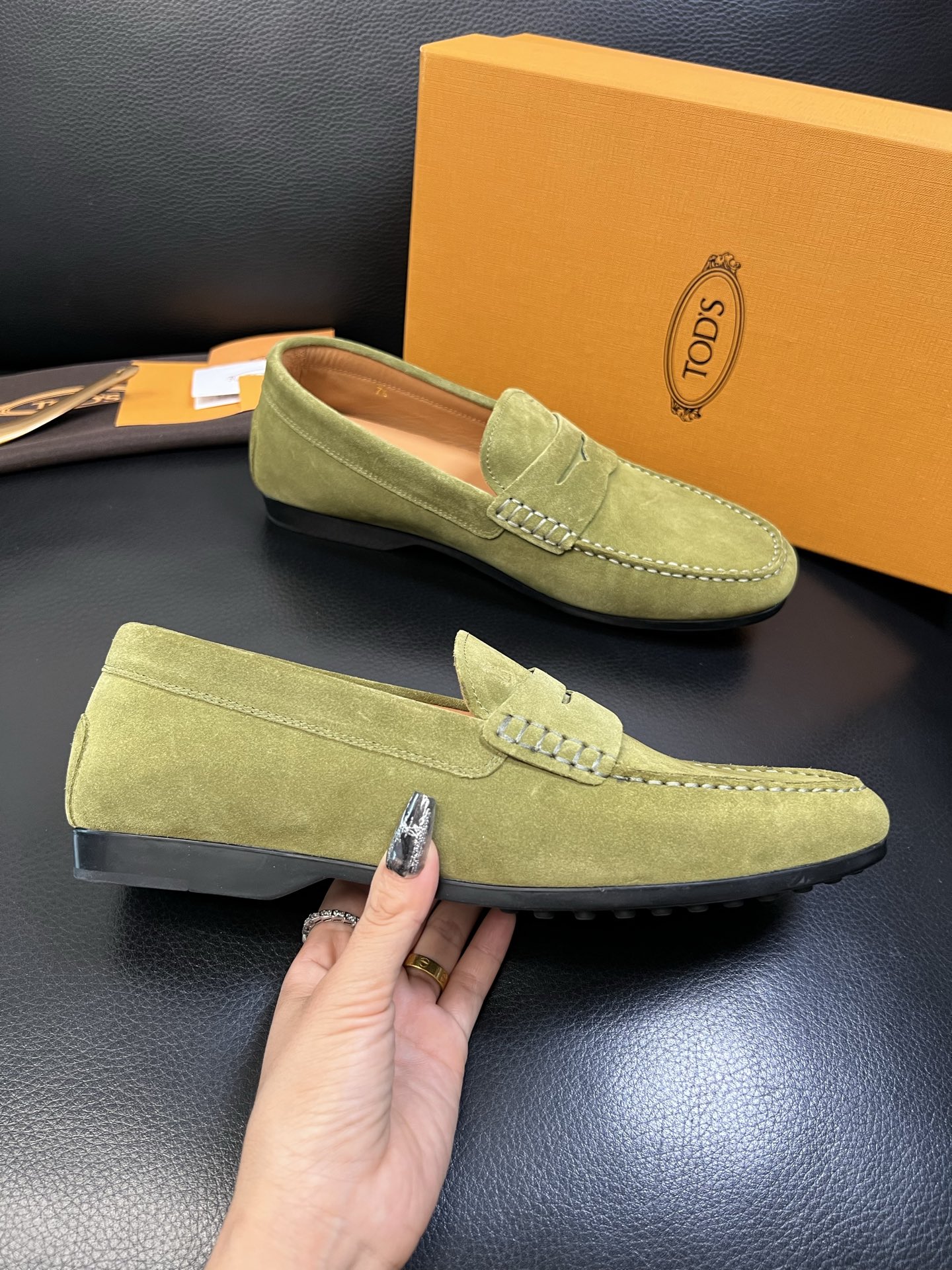 Tods 高品质 顶级代购 托德斯 专柜新款，原厂配置意大利进口牛皮面料，高品质复杂拼接工艺，经典的外观