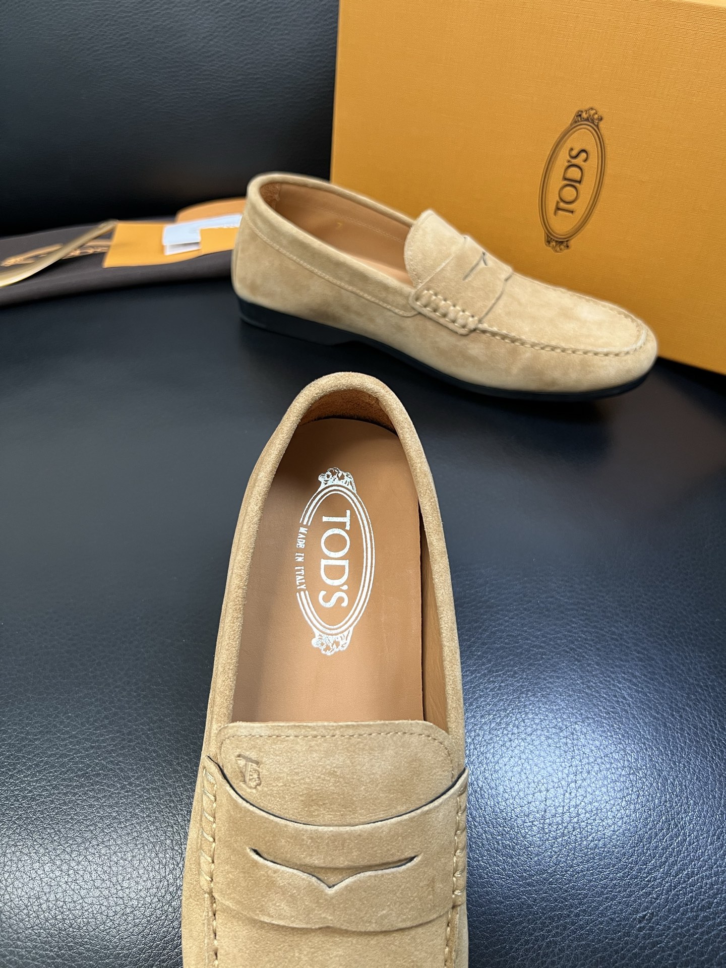 Tods 高品质 顶级代购 托德斯 专柜新款，原厂配置意大利进口牛皮面料，高品质复杂拼接工艺，经典的外观