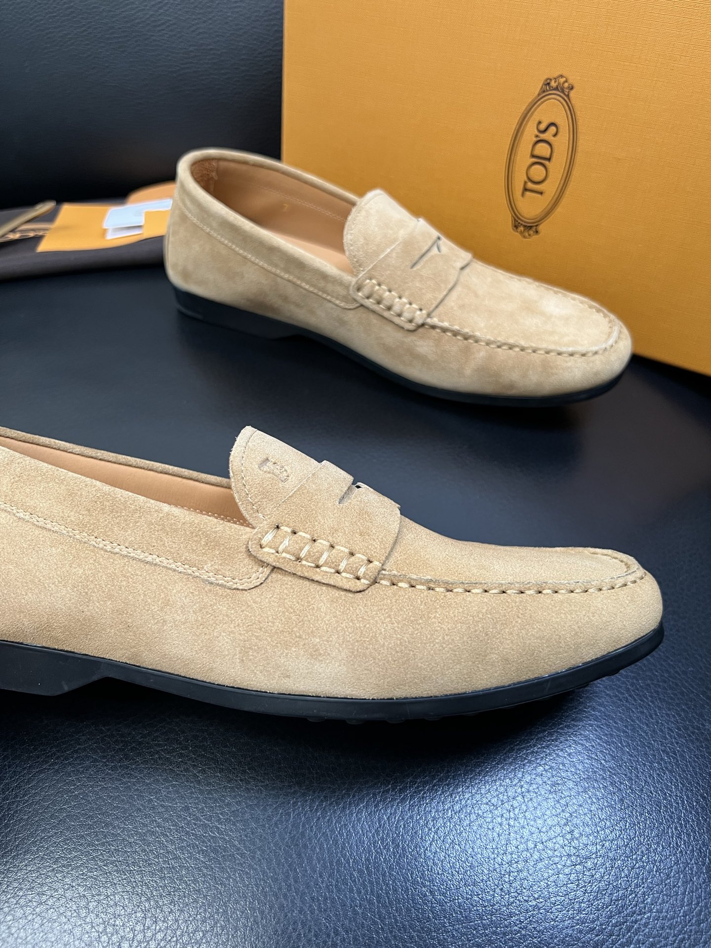 Tods 高品质 顶级代购 托德斯 专柜新款，原厂配置意大利进口牛皮面料，高品质复杂拼接工艺，经典的外观