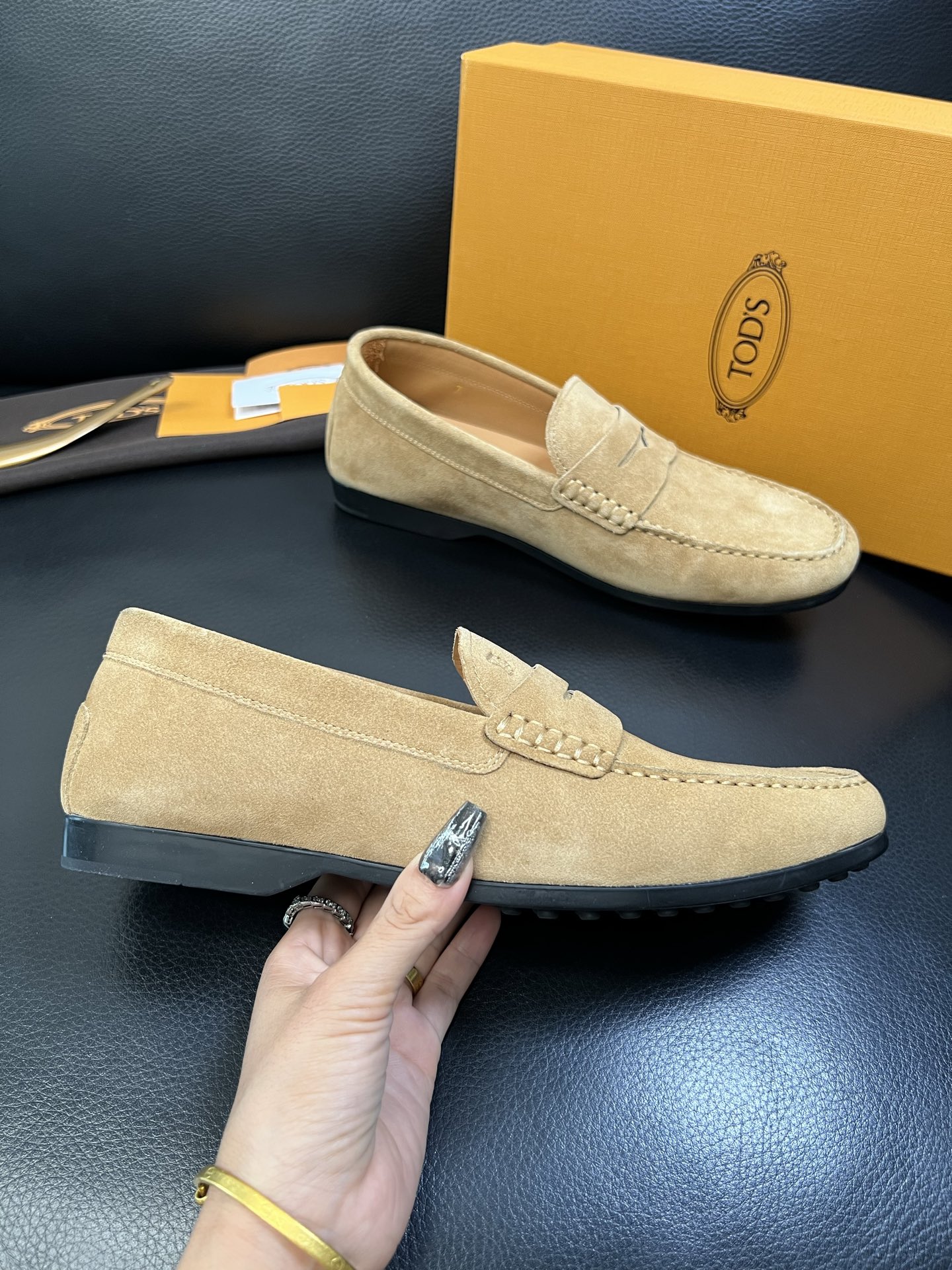 Tods 高品质 顶级代购 托德斯 专柜新款，原厂配置意大利进口牛皮面料，高品质复杂拼接工艺，经典的外观