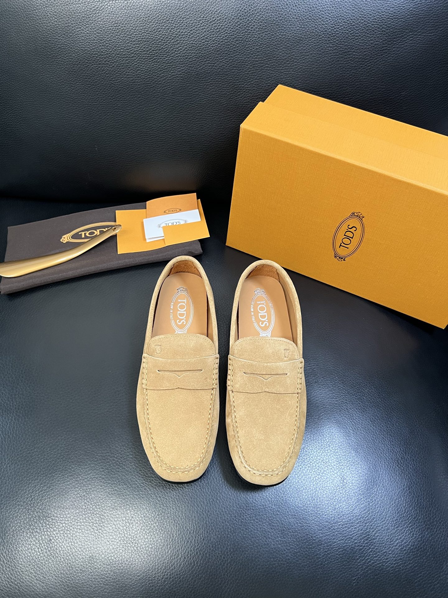 Tods 高品质 顶级代购 托德斯 专柜新款，原厂配置意大利进口牛皮面料，高品质复杂拼接工艺，经典的外观