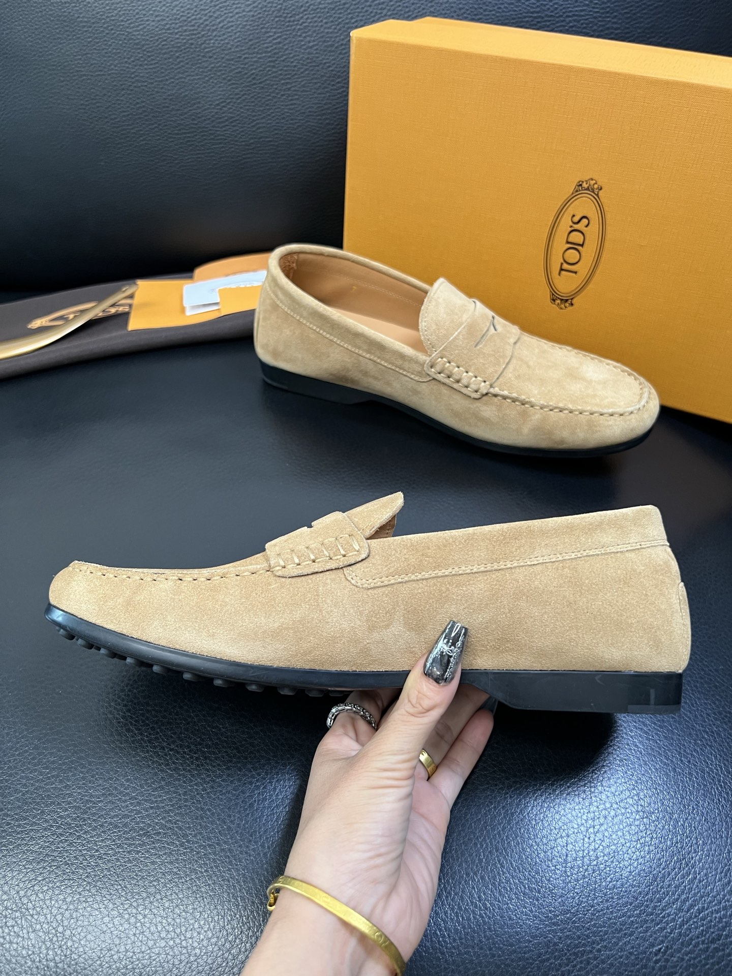 Tods 高品质 顶级代购 托德斯 专柜新款，原厂配置意大利进口牛皮面料，高品质复杂拼接工艺，经典的外观