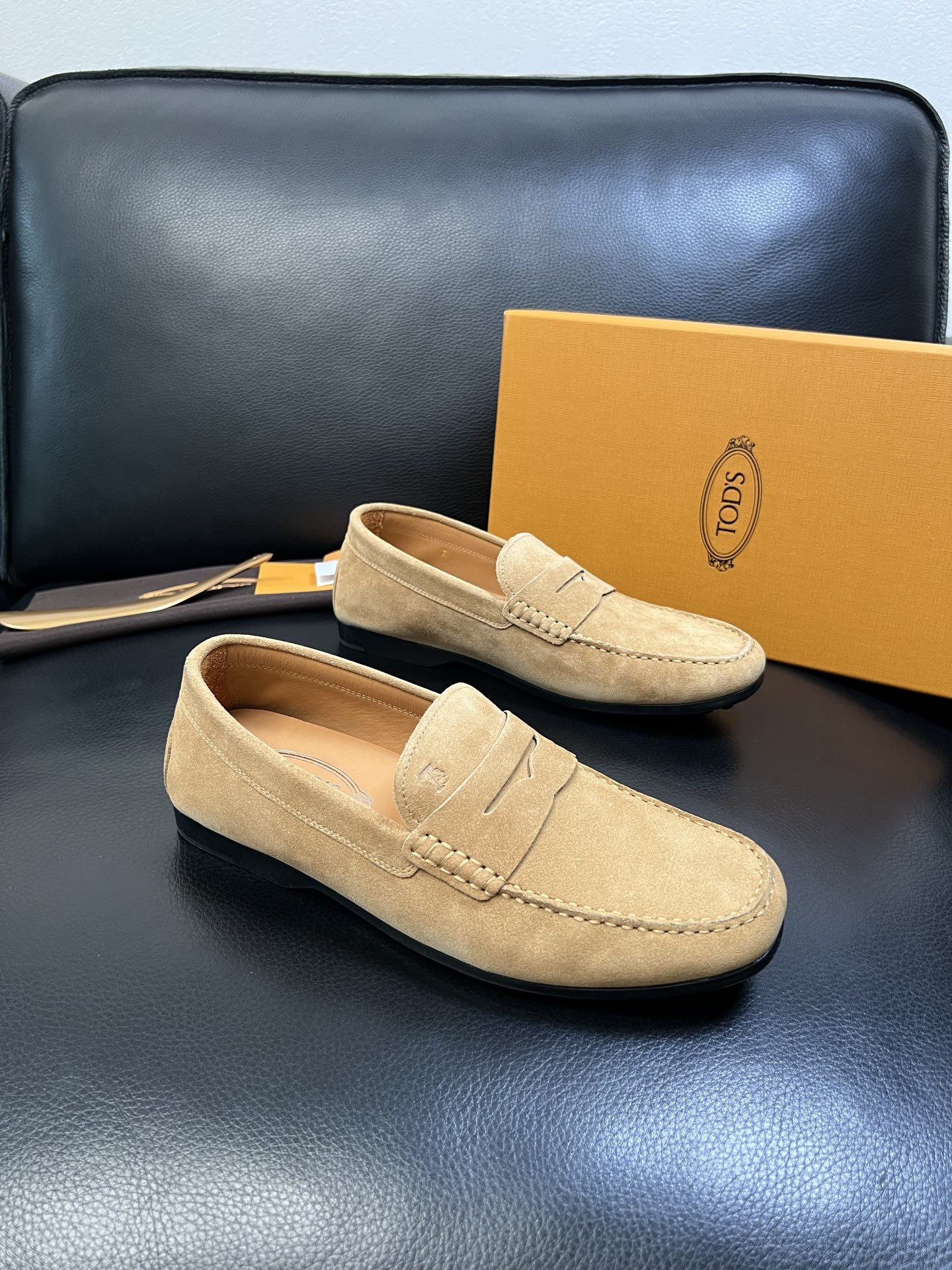 Tods 高品质 顶级代购 托德斯 专柜新款，原厂配置意大利进口牛皮面料，高品质复杂拼接工艺，经典的外观