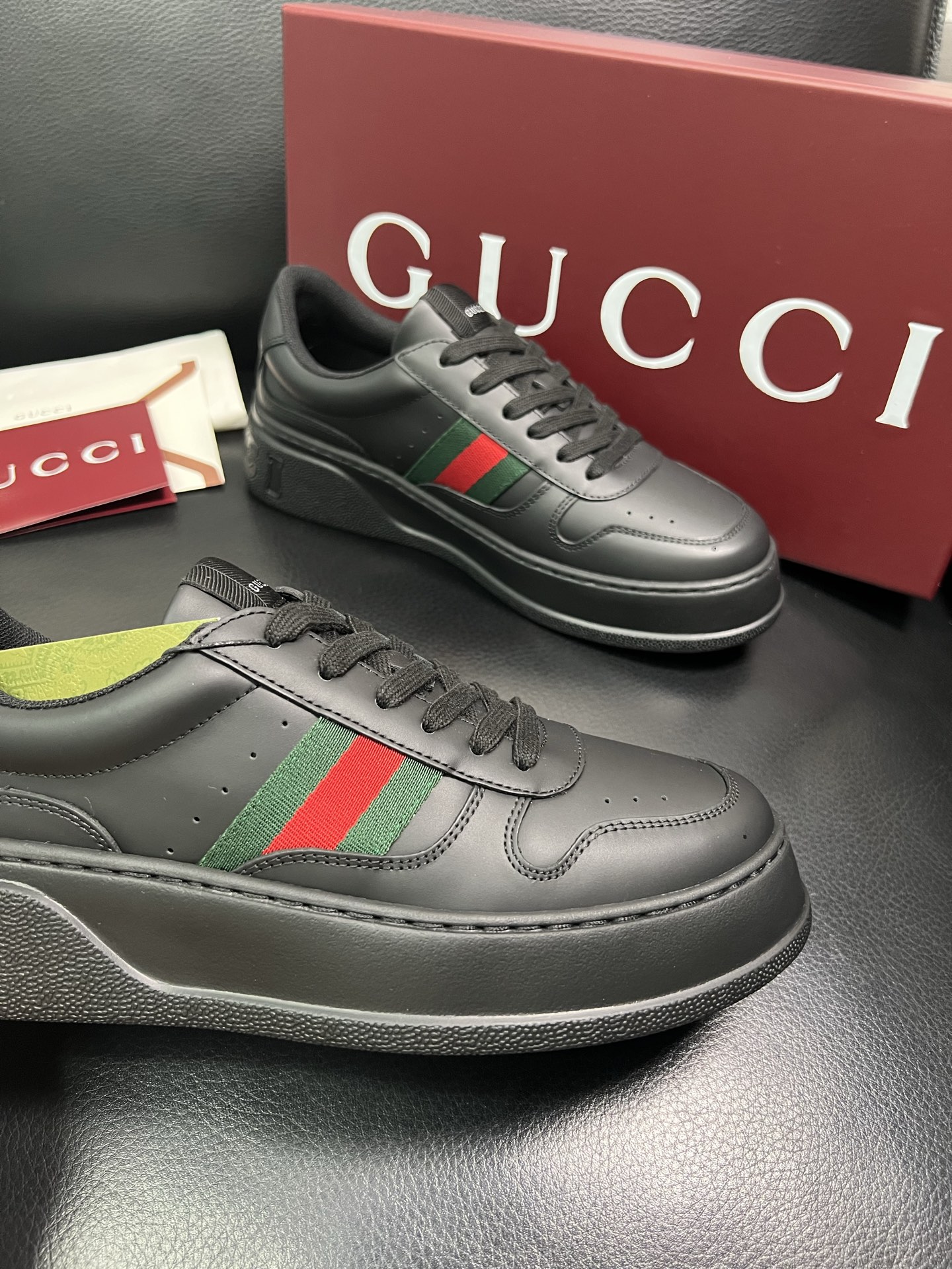 Gucci 高品质 顶级工艺品 古奇 专柜新款，原厂配置意大利进口牛皮 进口网里牛皮垫，透气舒适，鞋底：
