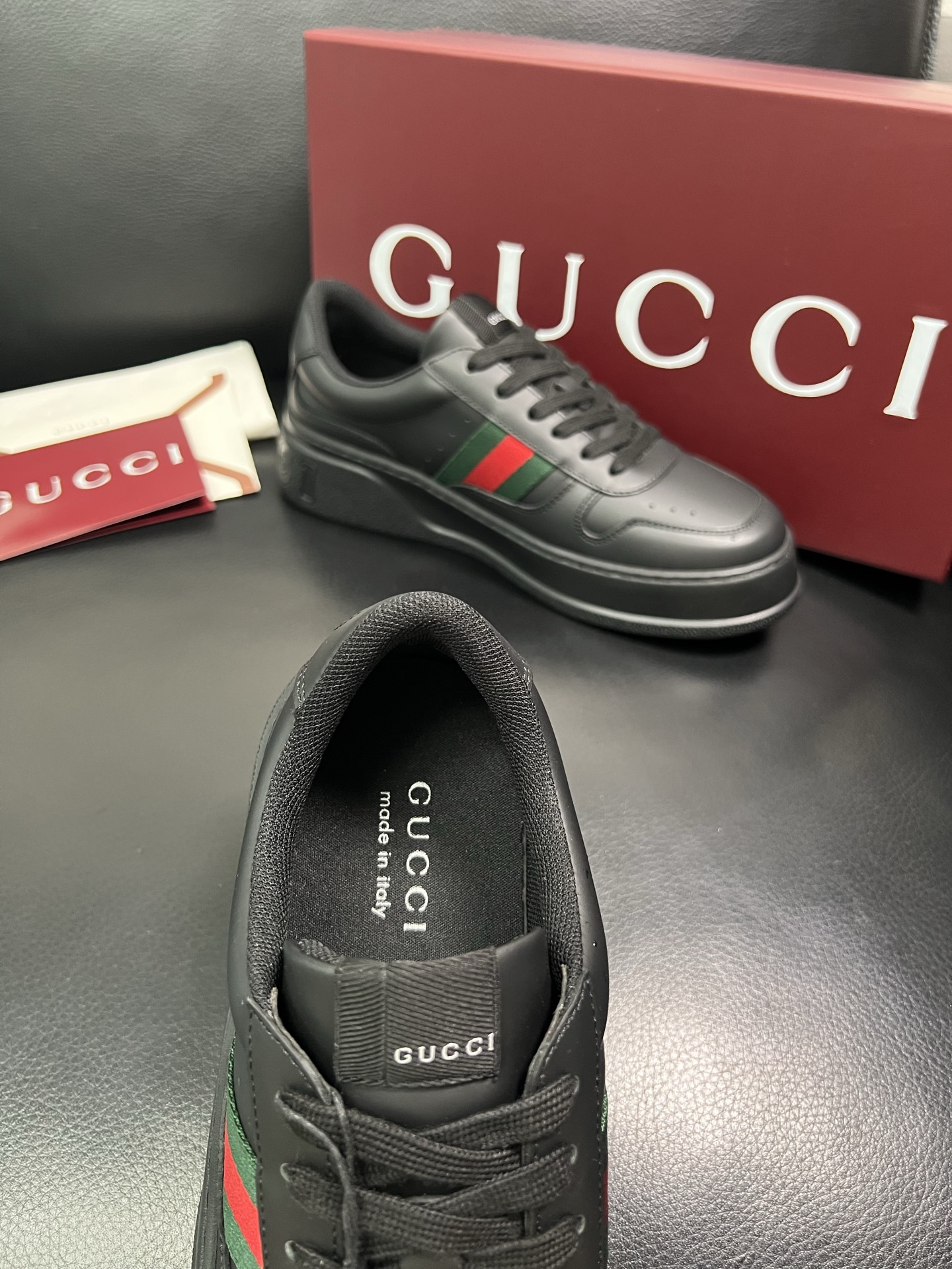 Gucci 高品质 顶级工艺品 古奇 专柜新款，原厂配置意大利进口牛皮 进口网里牛皮垫，透气舒适，鞋底：