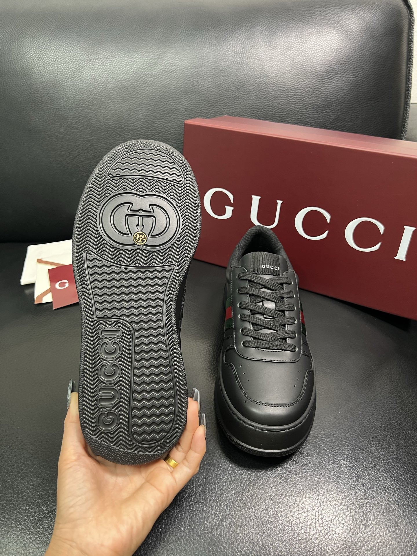Gucci 高品质 顶级工艺品 古奇 专柜新款，原厂配置意大利进口牛皮 进口网里牛皮垫，透气舒适，鞋底：
