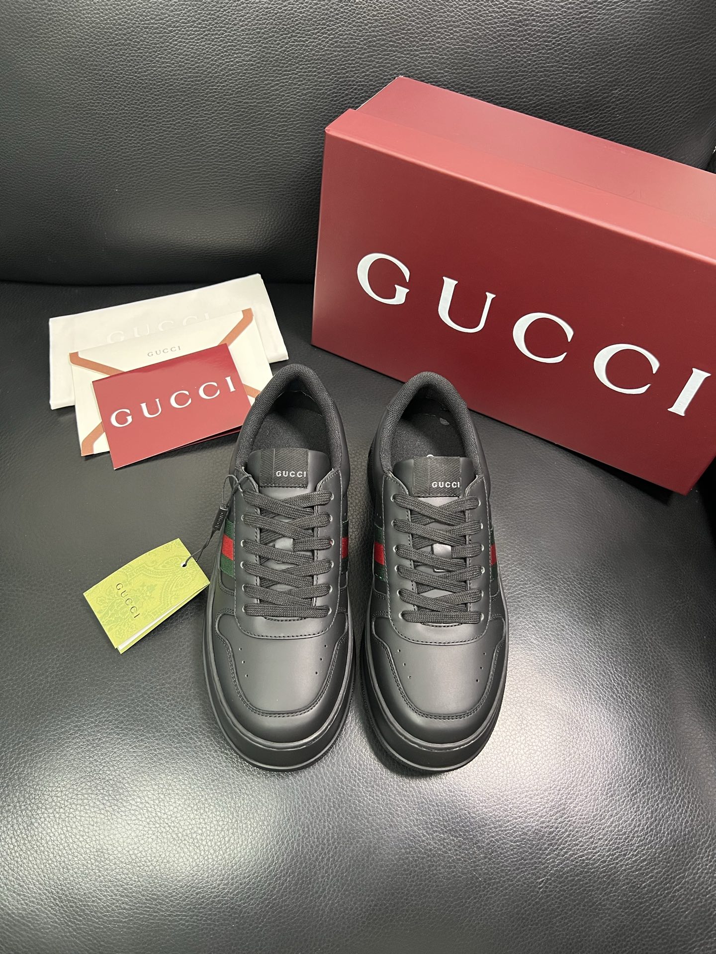 Gucci 高品质 顶级工艺品 古奇 专柜新款，原厂配置意大利进口牛皮 进口网里牛皮垫，透气舒适，鞋底：