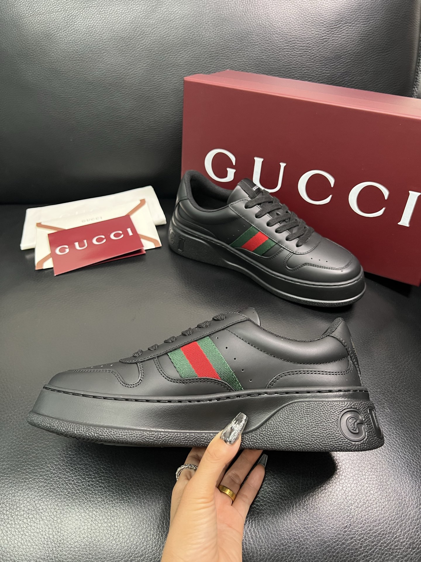 Gucci 高品质 顶级工艺品 古奇 专柜新款，原厂配置意大利进口牛皮 进口网里牛皮垫，透气舒适，鞋底：