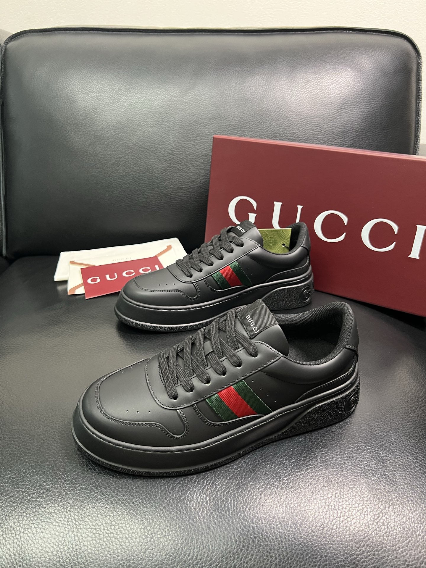 Gucci 高品质 顶级工艺品 古奇 专柜新款，原厂配置意大利进口牛皮 进口网里牛皮垫，透气舒适，鞋底：