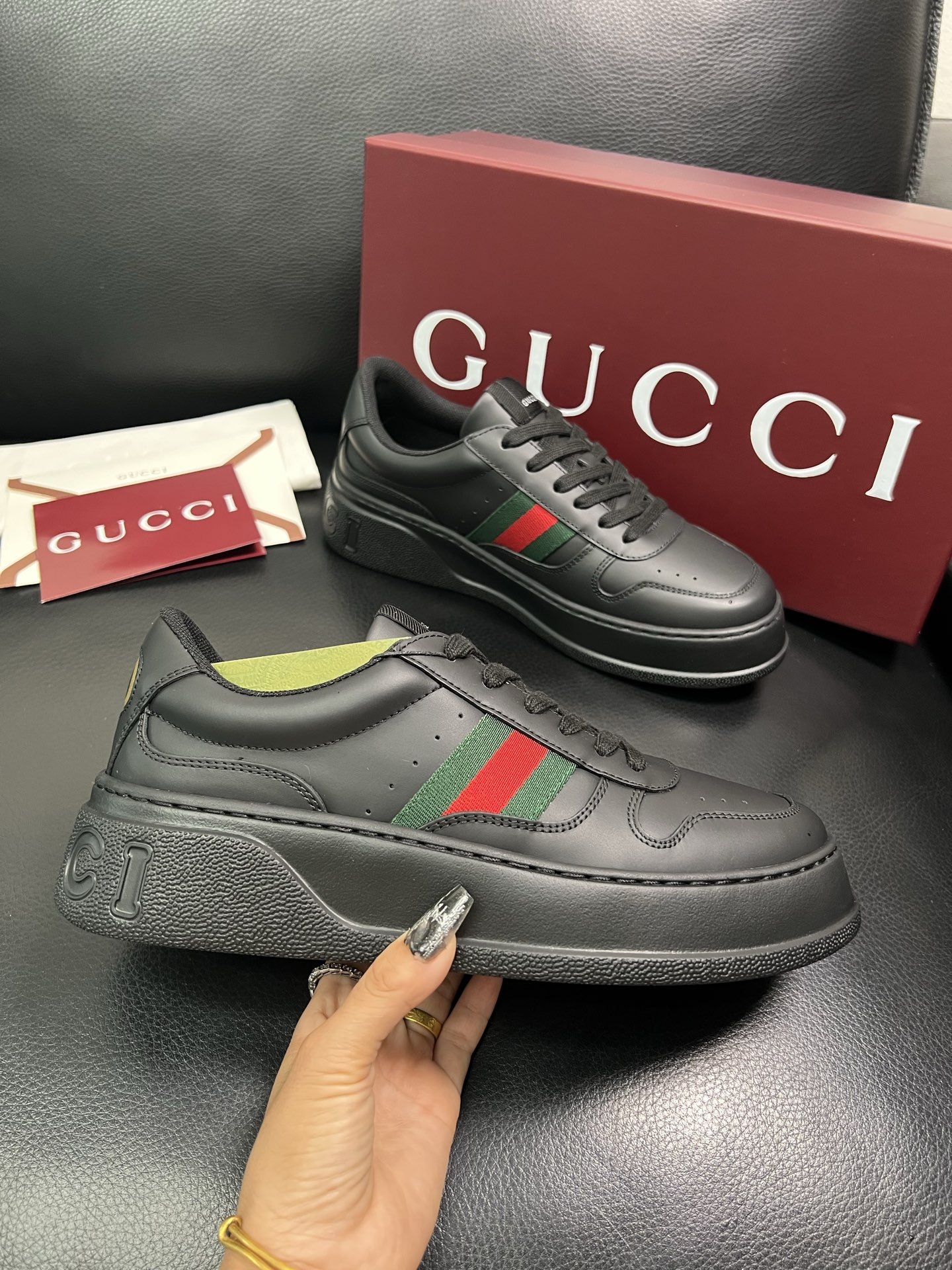 Gucci 高品质 顶级工艺品 古奇 专柜新款，原厂配置意大利进口牛皮 进口网里牛皮垫，透气舒适，鞋底：