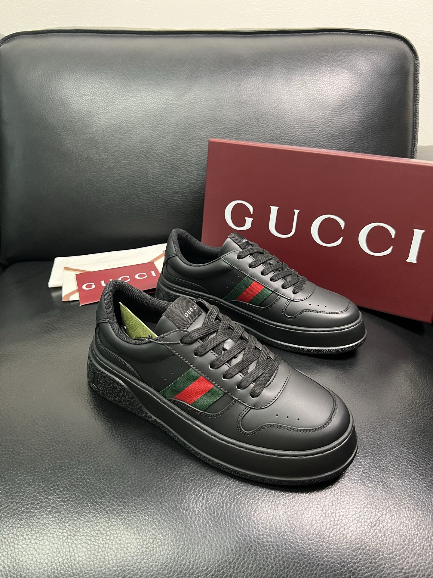 Gucci 高品质 顶级工艺品 古奇 专柜新款，原厂配置意大利进口牛皮 进口网里牛皮垫，透气舒适，鞋底：