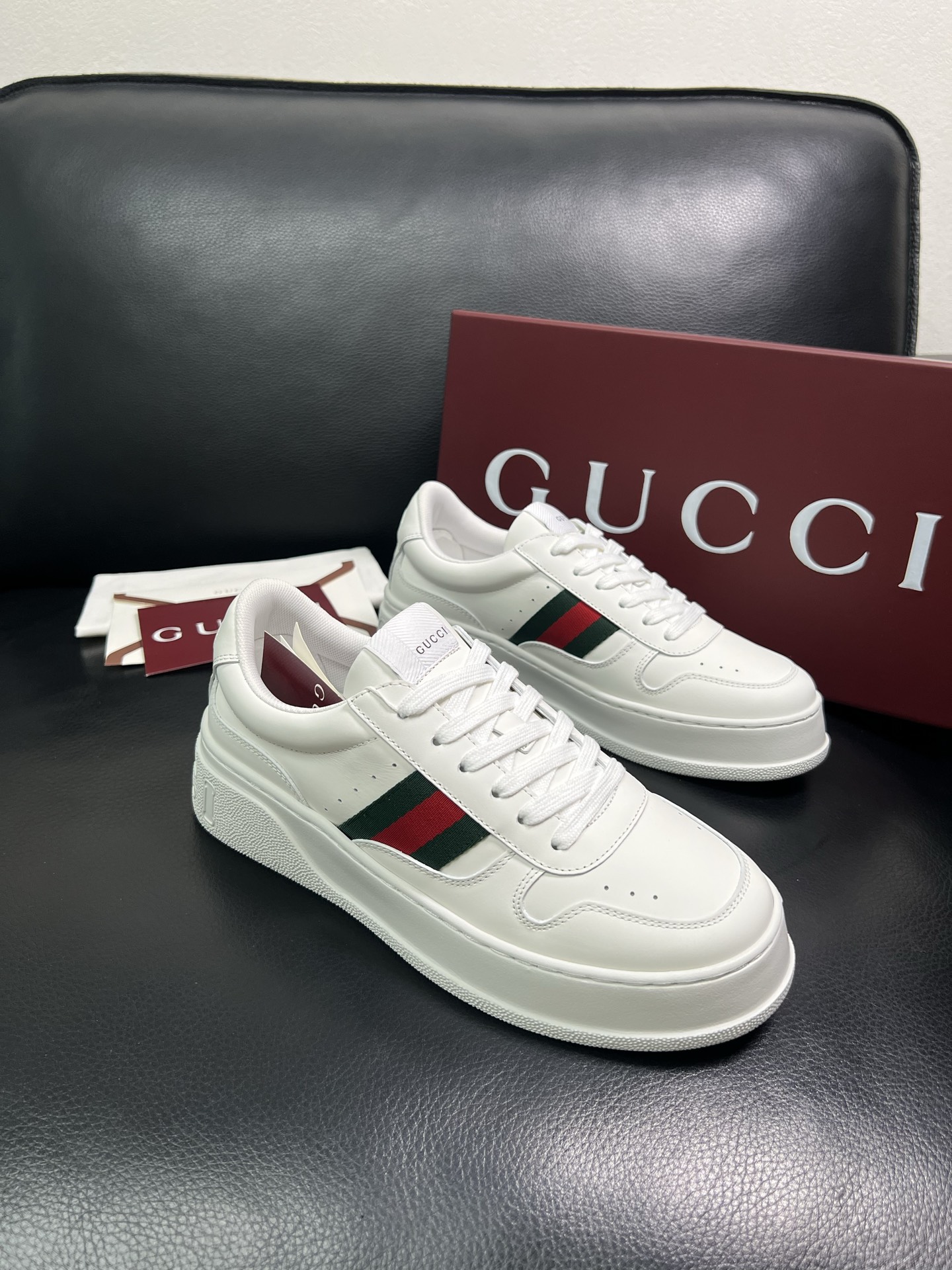 Gucci 高品质 顶级工艺品 古奇 专柜新款，原厂配置意大利进口牛皮 进口网里牛皮垫，透气舒适，鞋底：