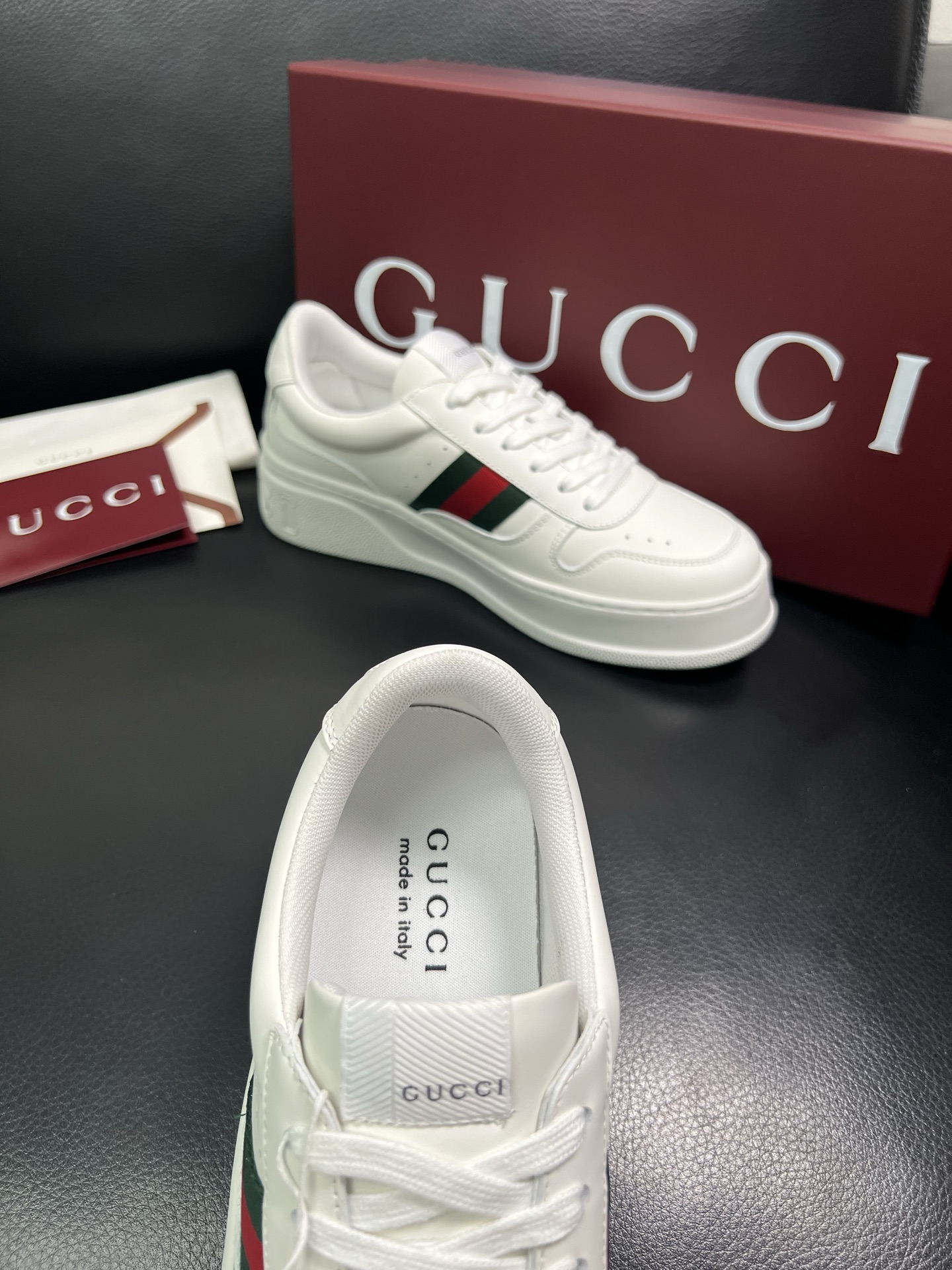Gucci 高品质 顶级工艺品 古奇 专柜新款，原厂配置意大利进口牛皮 进口网里牛皮垫，透气舒适，鞋底：