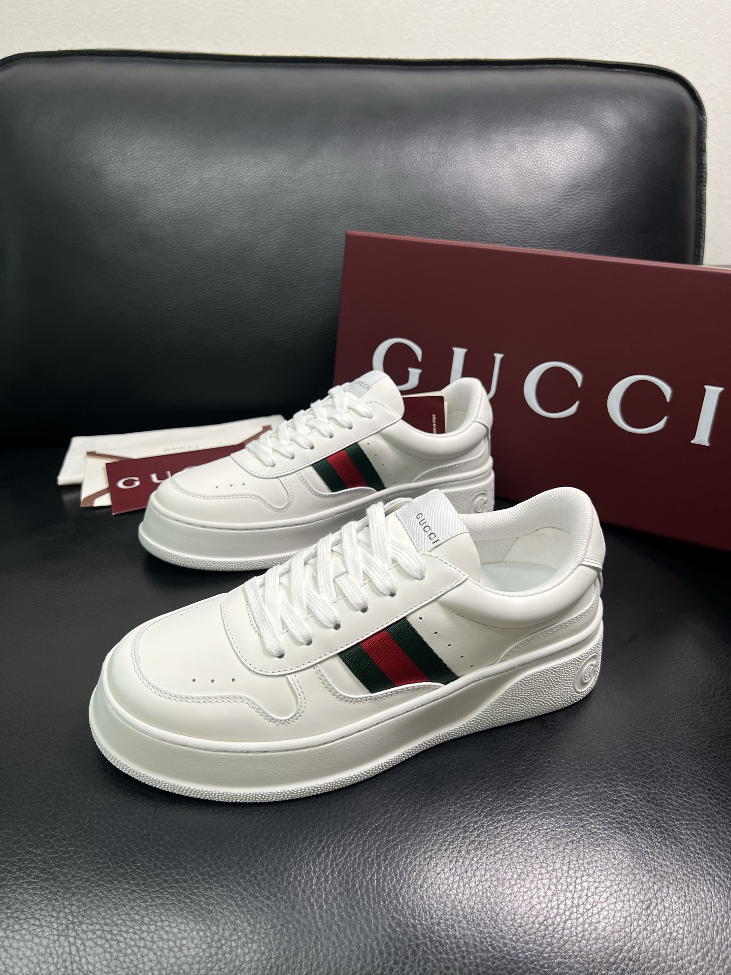 Gucci 高品质 顶级工艺品 古奇 专柜新款，原厂配置意大利进口牛皮 进口网里牛皮垫，透气舒适，鞋底：