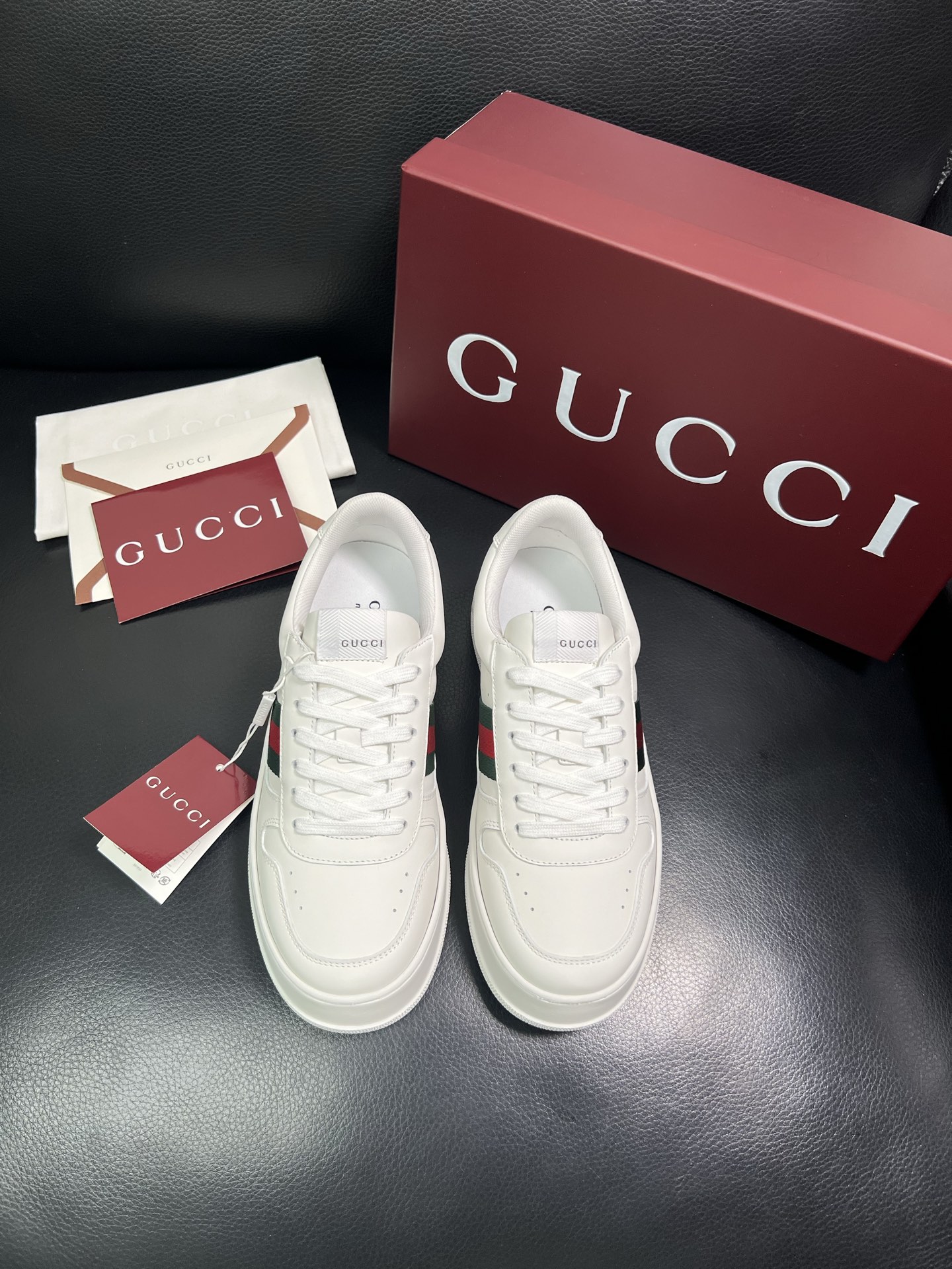 Gucci 高品质 顶级工艺品 古奇 专柜新款，原厂配置意大利进口牛皮 进口网里牛皮垫，透气舒适，鞋底：