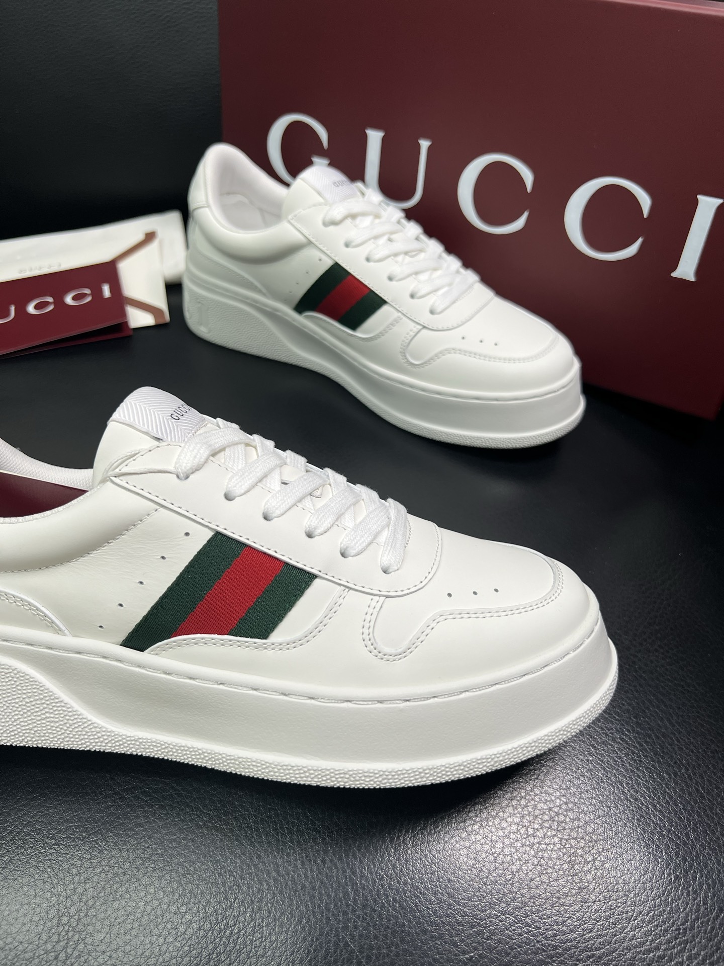 Gucci 高品质 顶级工艺品 古奇 专柜新款，原厂配置意大利进口牛皮 进口网里牛皮垫，透气舒适，鞋底：