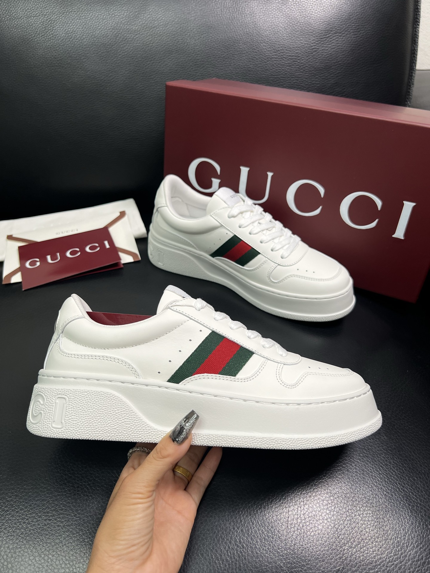 Gucci 高品质 顶级工艺品 古奇 专柜新款，原厂配置意大利进口牛皮 进口网里牛皮垫，透气舒适，鞋底：