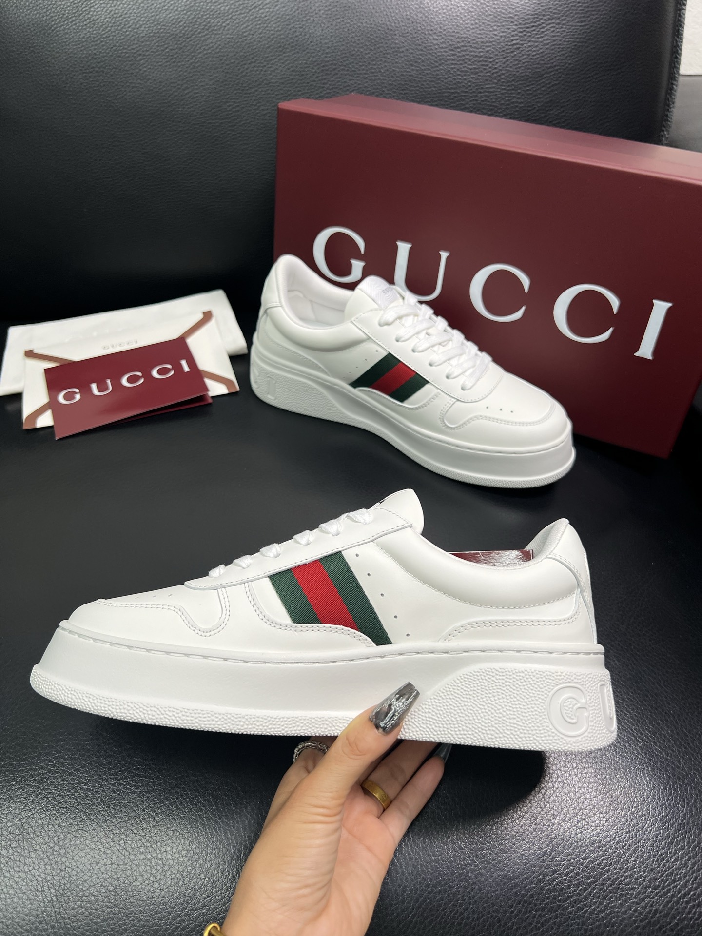 Gucci 高品质 顶级工艺品 古奇 专柜新款，原厂配置意大利进口牛皮 进口网里牛皮垫，透气舒适，鞋底：