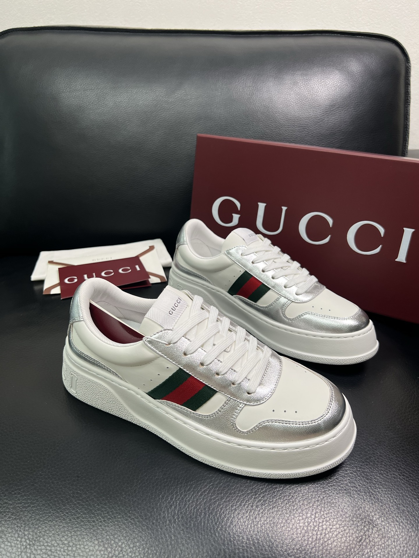Gucci 高品质 顶级工艺品 古奇 专柜新款，原厂配置意大利进口牛皮 进口网里牛皮垫，透气舒适，鞋底：